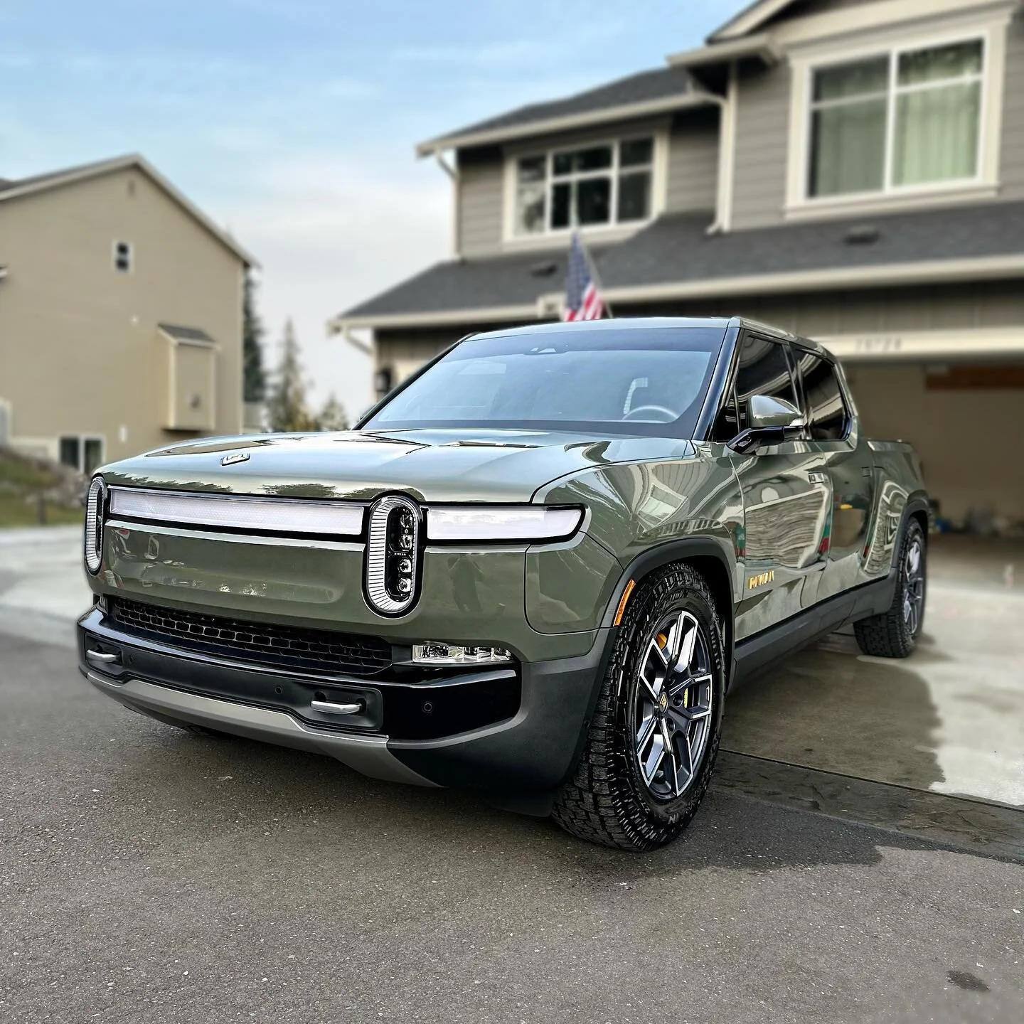 Rivian combined with a ceramic coating is the ultimate protection package + it will turn heads on the road 😎
——————
#autodetailing #detailing #cardetailing #carwash #carcare #ceramiccoating #detailersofinstagram