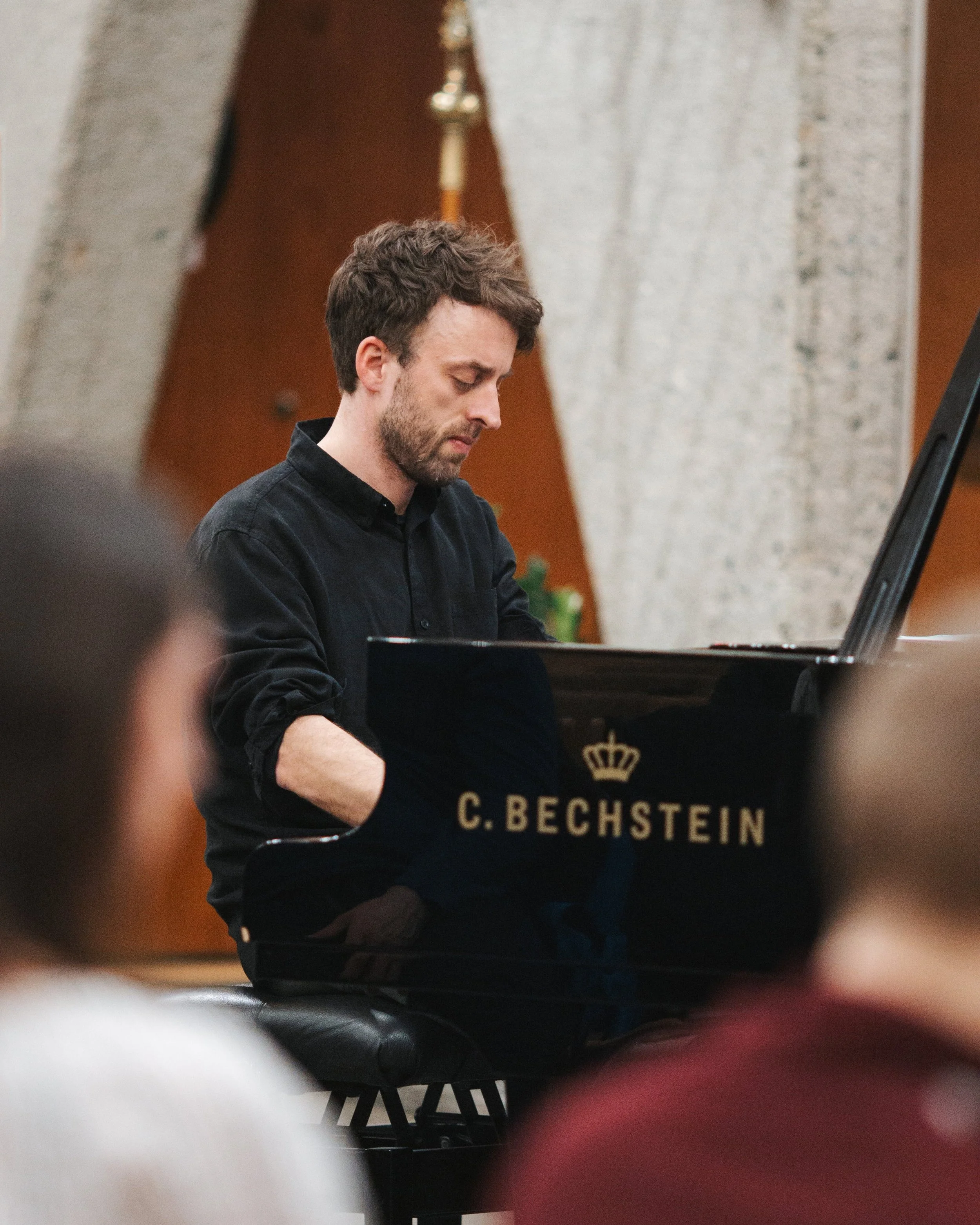 Jazzpianist Ole Fredrik Norbye bruker musikk i foredragene sine.