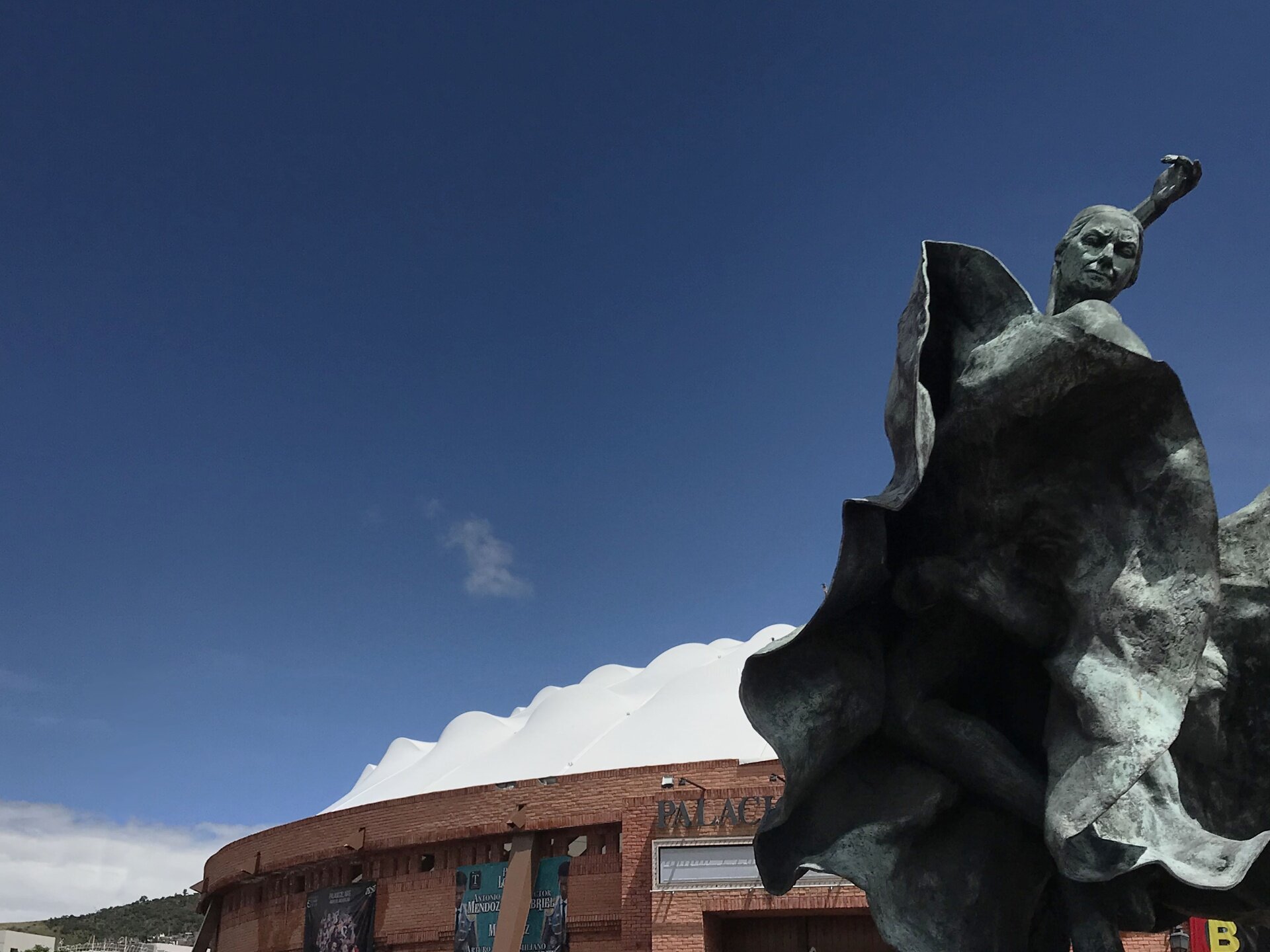 ….Para la renovación de este icónico espacio de eventos en la ciudad de Morelia sustituimos la cubierta de cañones de fibra de vidrio existente por una mucho más dinámica y vistosa. Adaptando la estructura existente a las necesidades de la membrana,