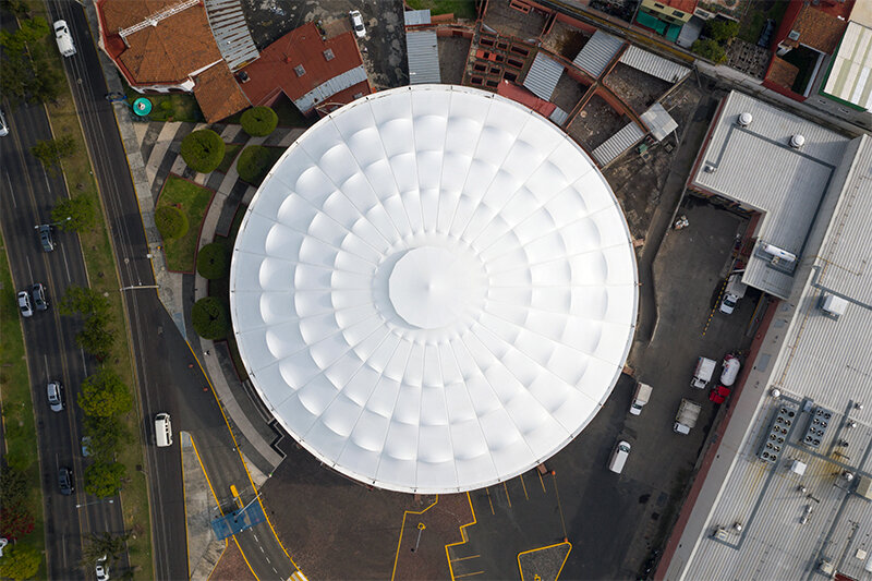 ….Nuestros equipos de ingenieros e instalación idearon una solución de cubiertas temporales que hizo posible mantener el espacio interior en completo funcionamiento sin importar las condiciones climáticas y sin impactar los costos. ..Our engineering