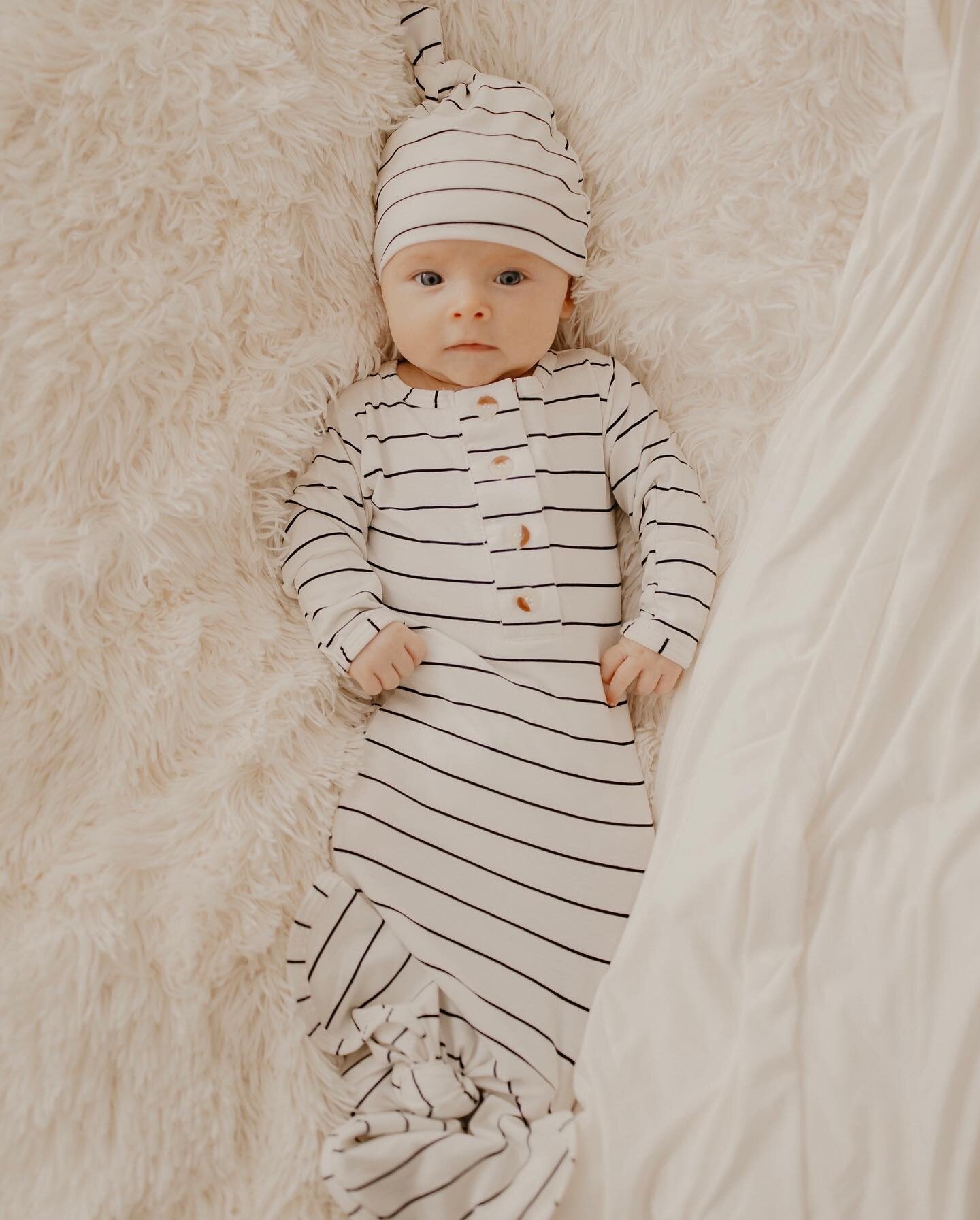 Anyone else obsessed with the way their newborns' smell? MMM there is nothing better than a fresh baby! 
⠀⠀⠀⠀⠀⠀⠀⠀⠀
Our Knotted Baby Gown Sets come with a hat or hat and headband and are made of a buttery soft 95% Modal, 5% Spandex blend. The ultra-so