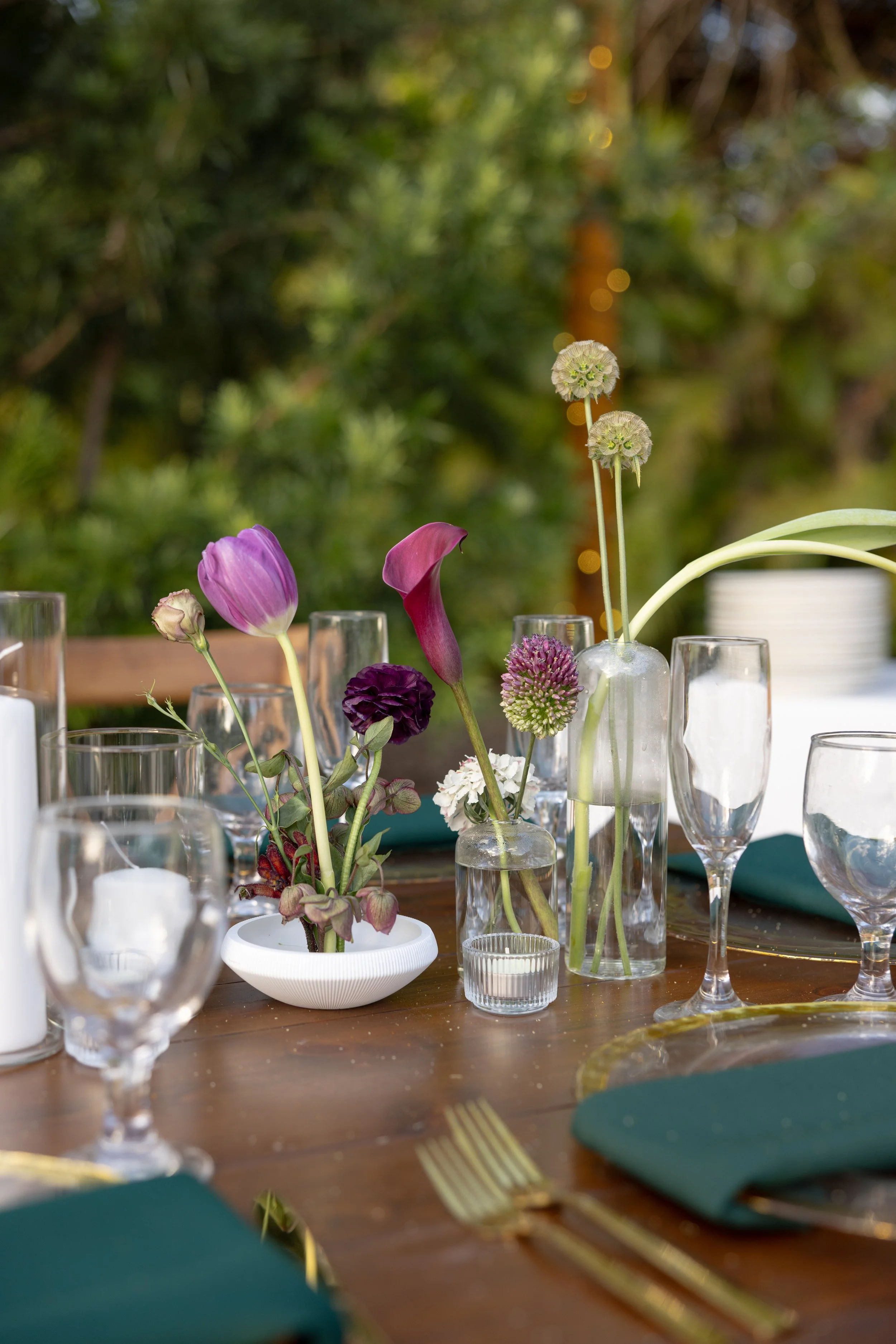 I'm looking for a florist in Miami that designs romantic and delicate floral arrangements for weddings. 