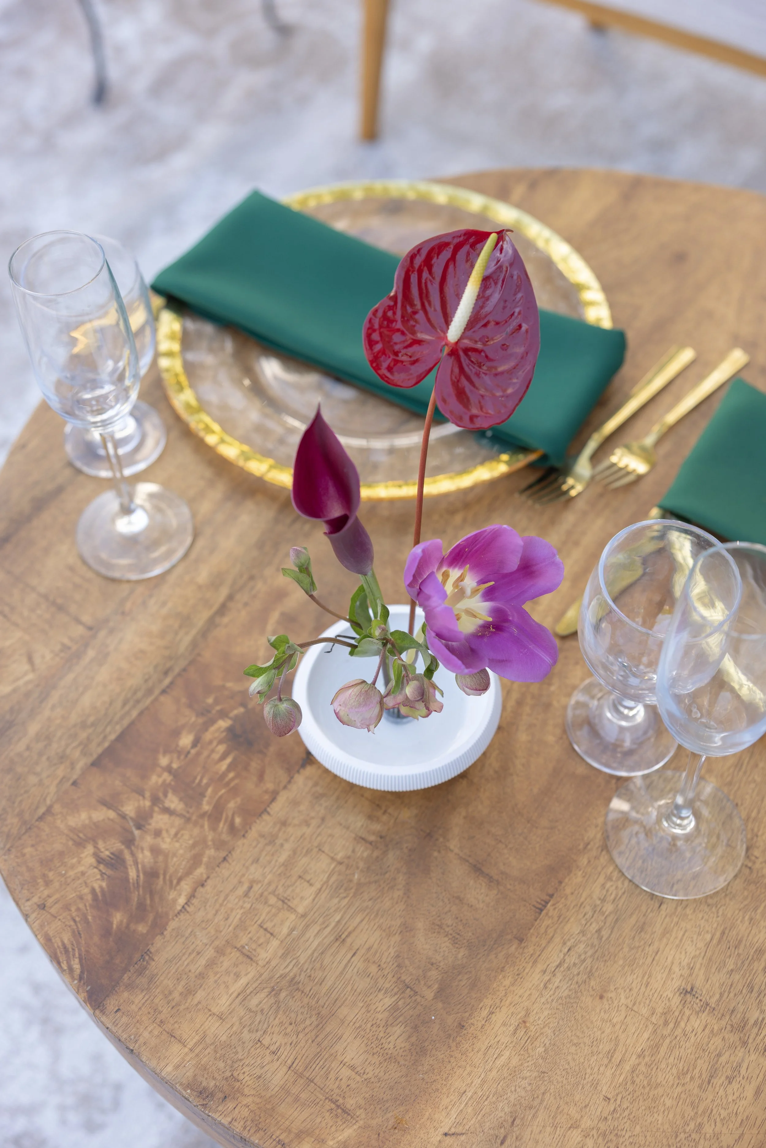 I'm looking for a florist in Miami that designs romantic and delicate floral arrangements for weddings. 