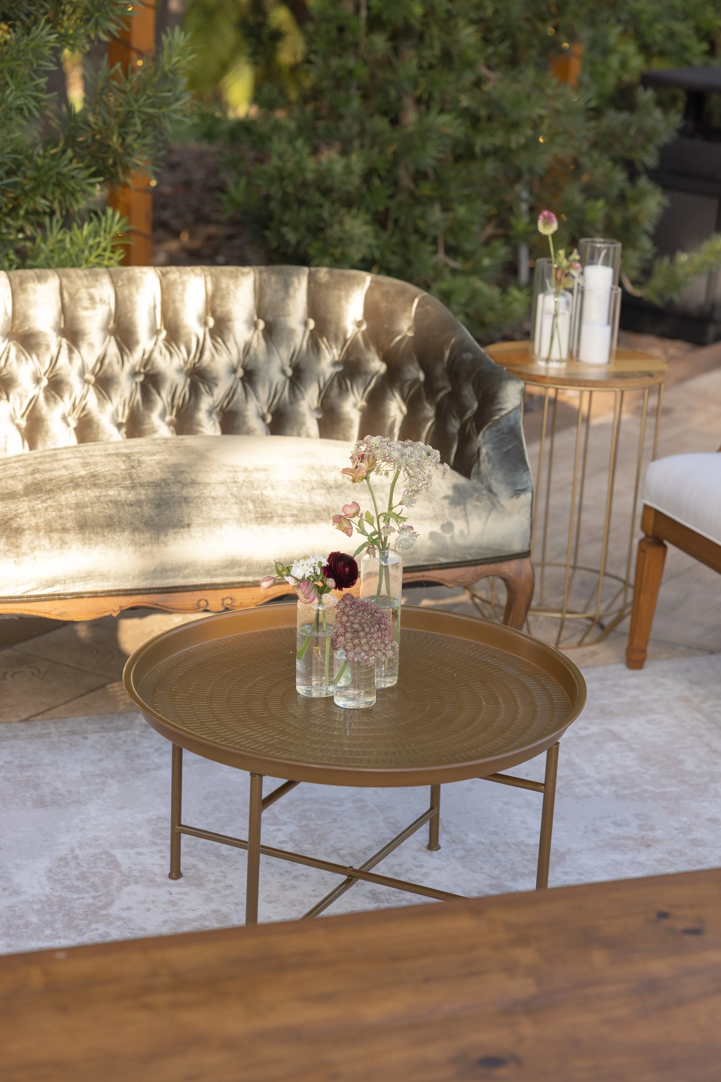 Which Miami florists offer natural, airy floral designs for events?