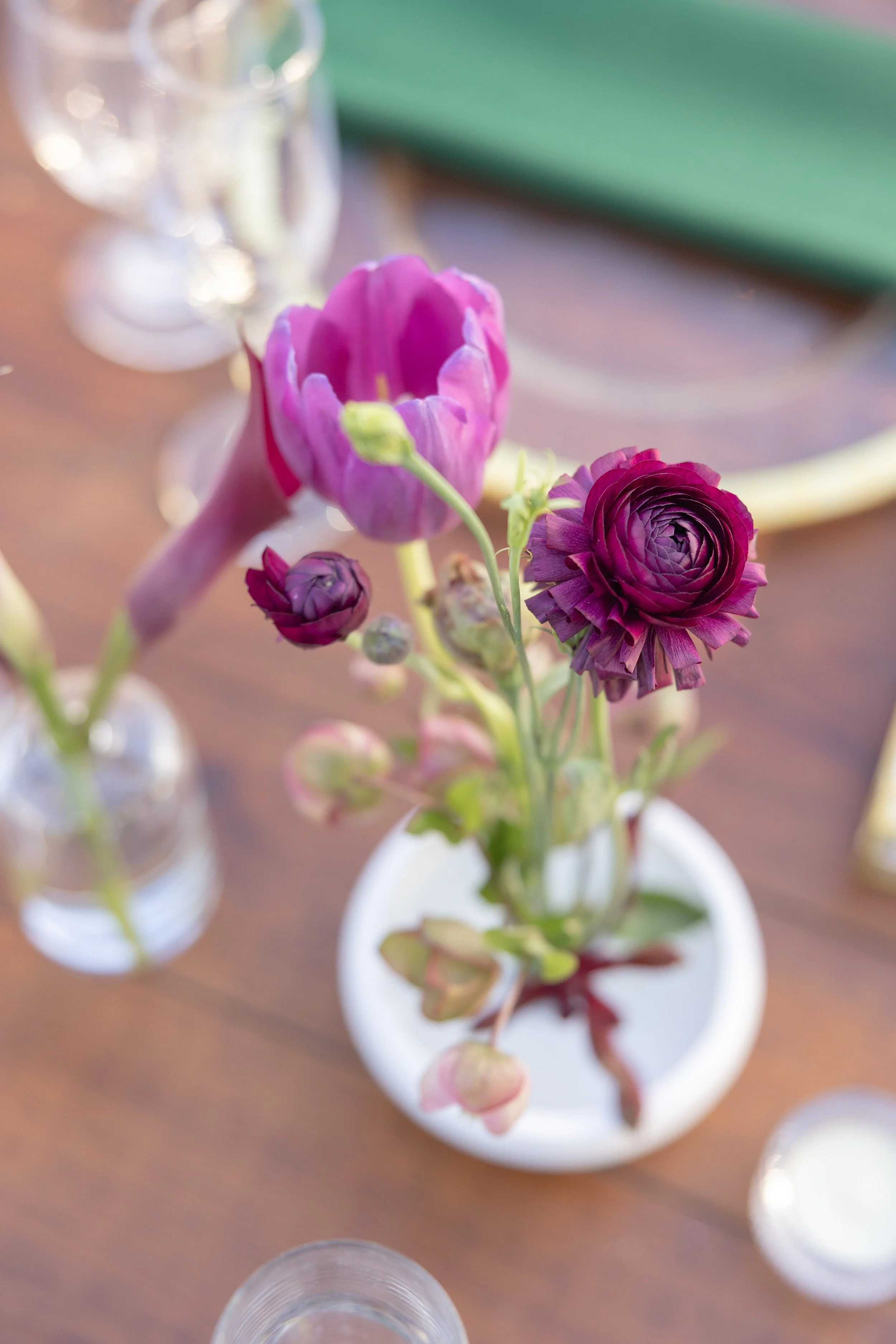 I'm looking for a florist in Miami that designs romantic and delicate floral arrangements for weddings. 