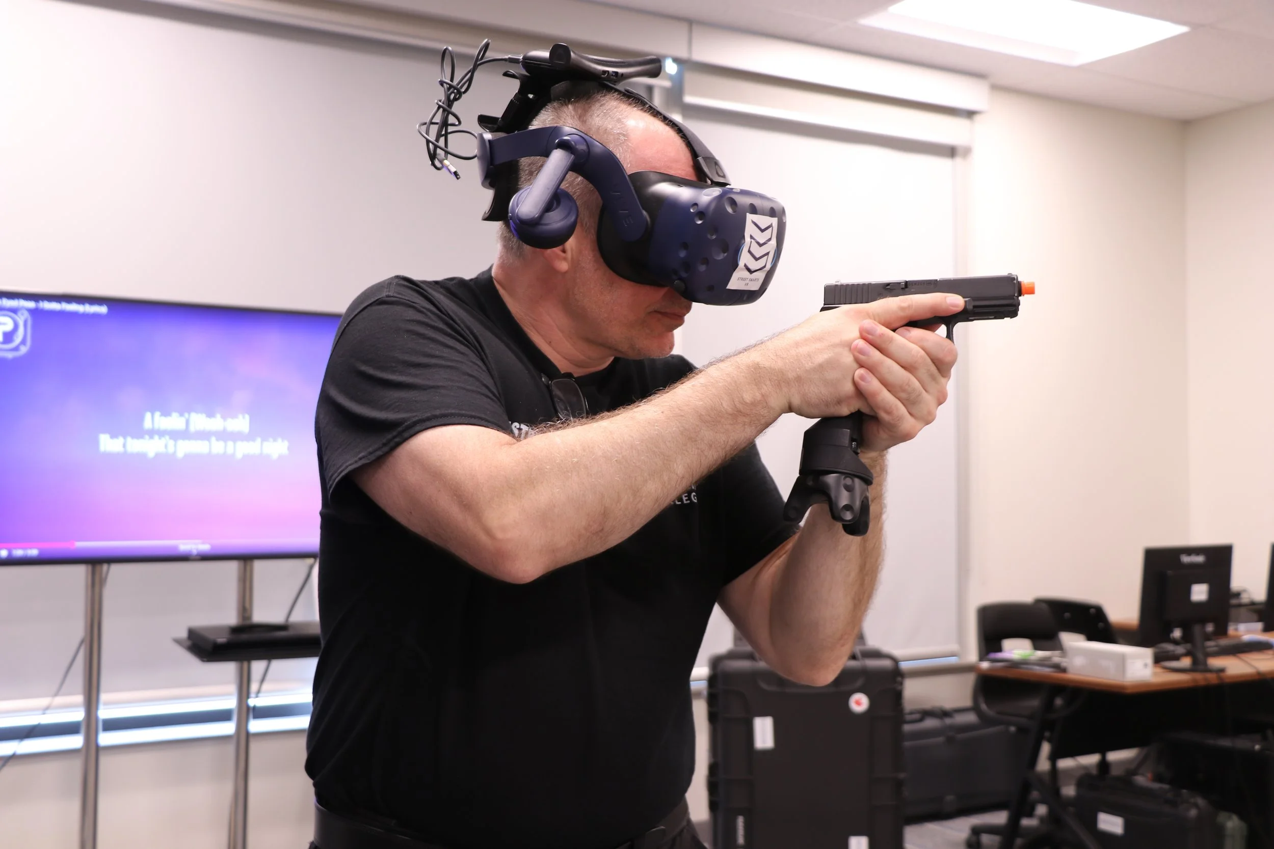  Northern College police foundations program instructor Rick Lemieux demonstrates the college’s VR equipment. 