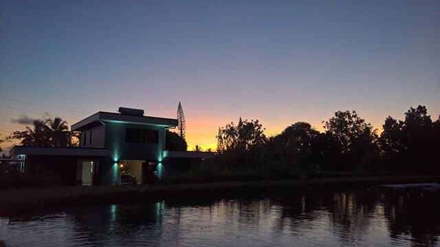 A Hi'o To Mou'a by night
Sun sets and lights on
#airbnb #teahupoo #nature #cozy #ahiotomoua