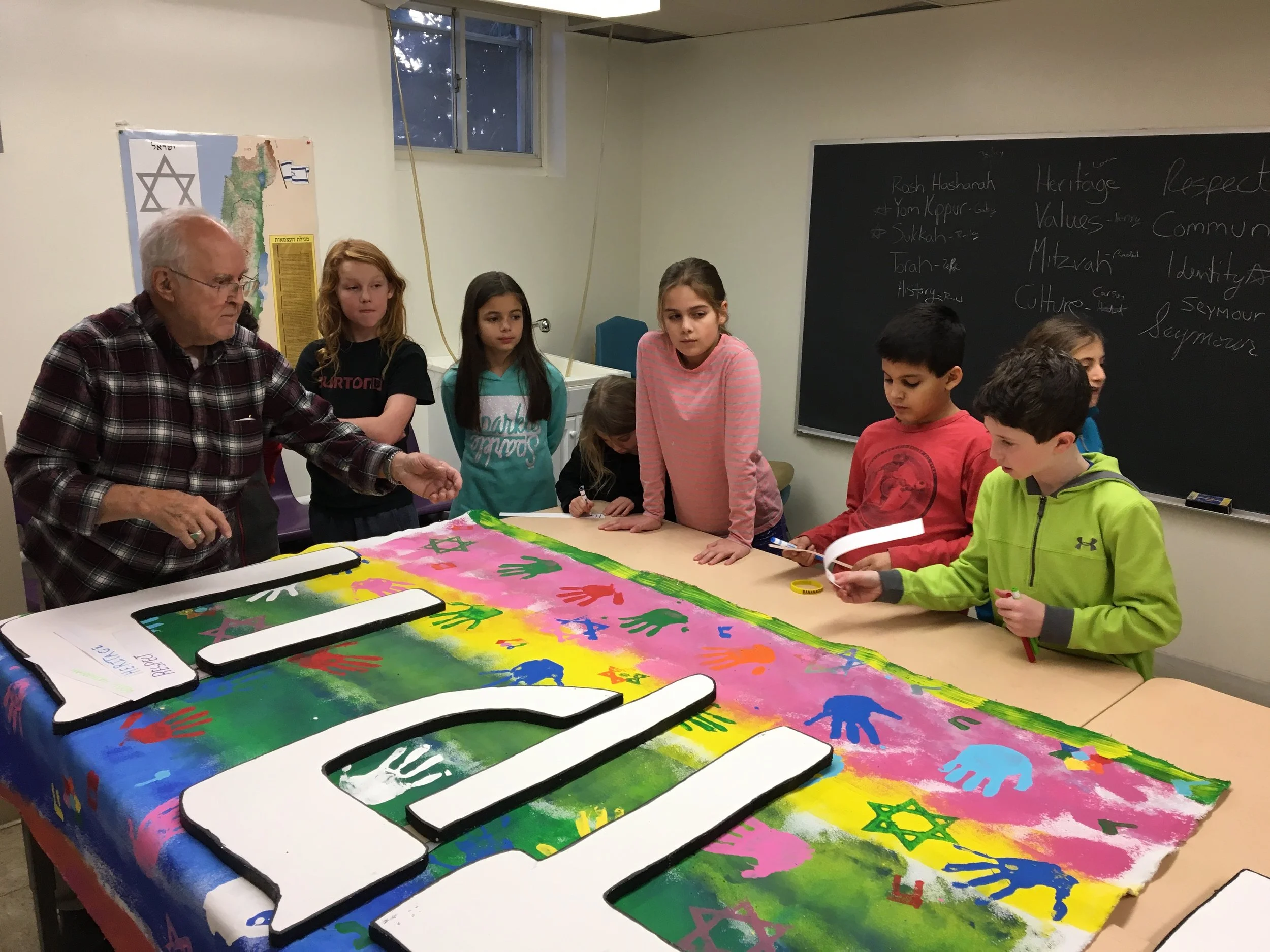 Seymour Glantz Working with Religious School on Art Mural