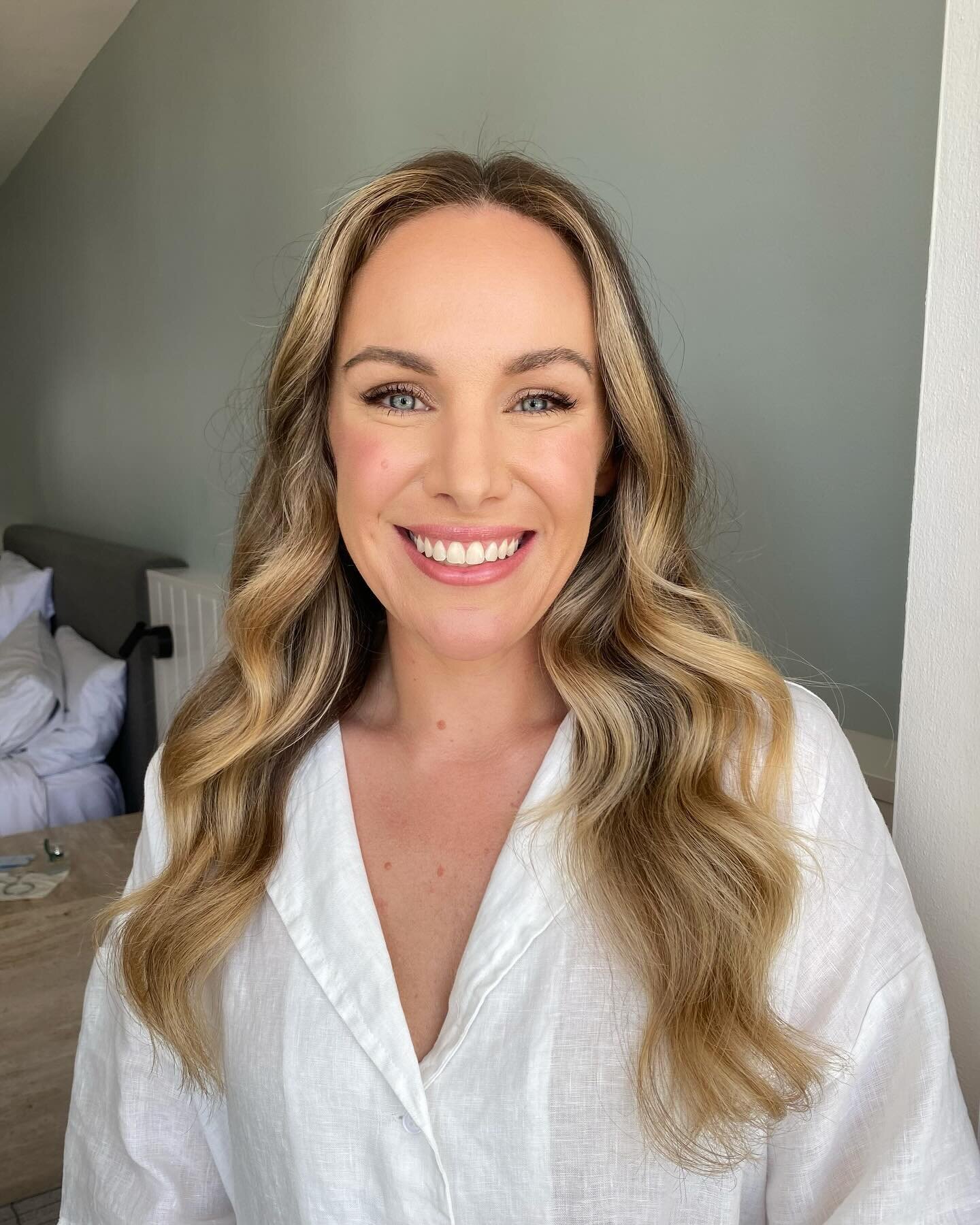 Natural Bridal glow with soft waves 👌🏽 can&rsquo;t go wrong ✨ 

Over the weekend with Natalie 

Hair &amp; Makeup @veronikamoreira_beauty 

#sydneymakeupartist #sydneyhairstylist