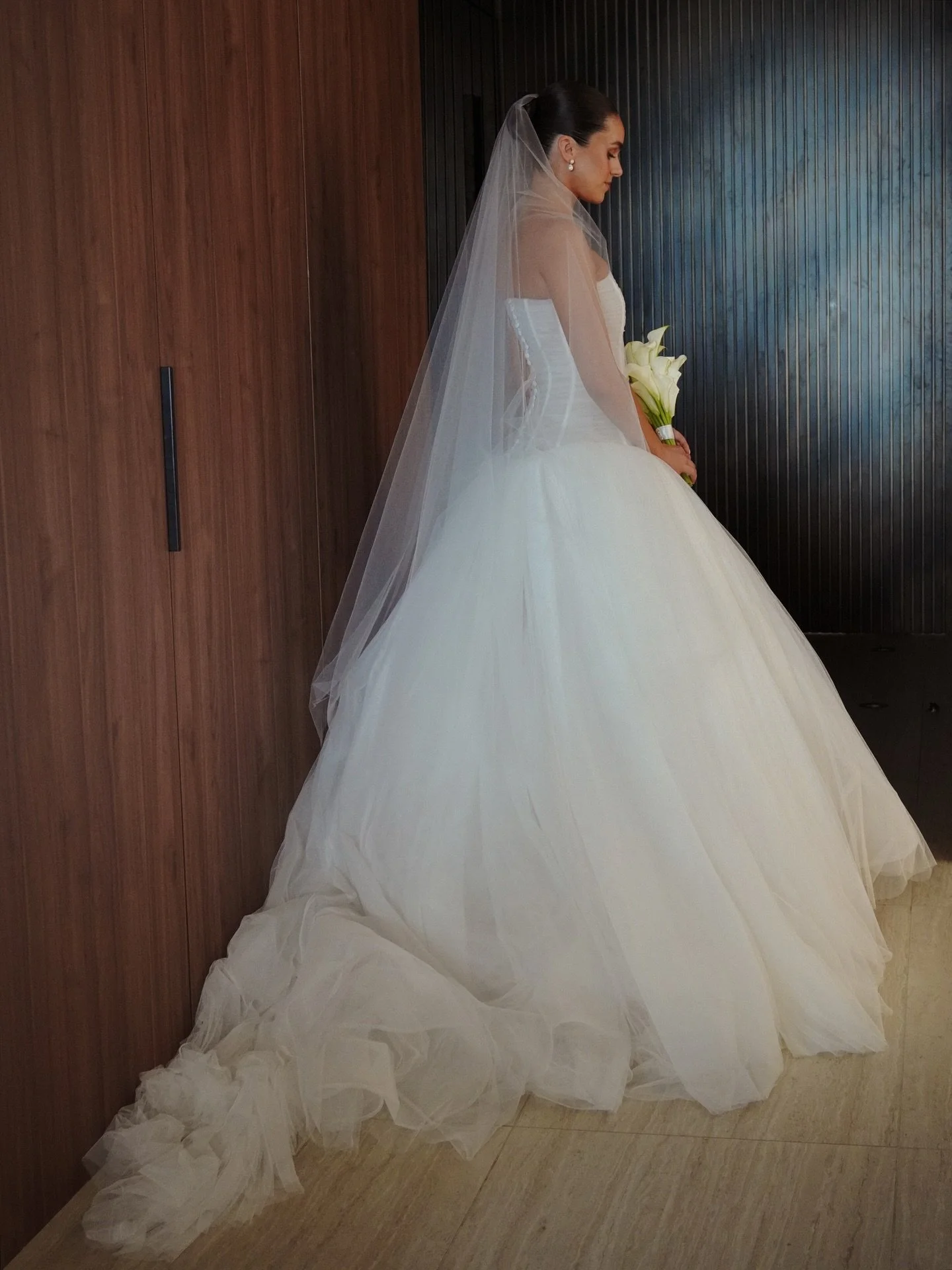 One of my fav looks!!

A sleek bun! So classic and definitely stands the test of time 👌🏽 

Hair @veronikamoreira_bridal 
Makeup @emmagerriemakeup 
Dress @chosenbykyha