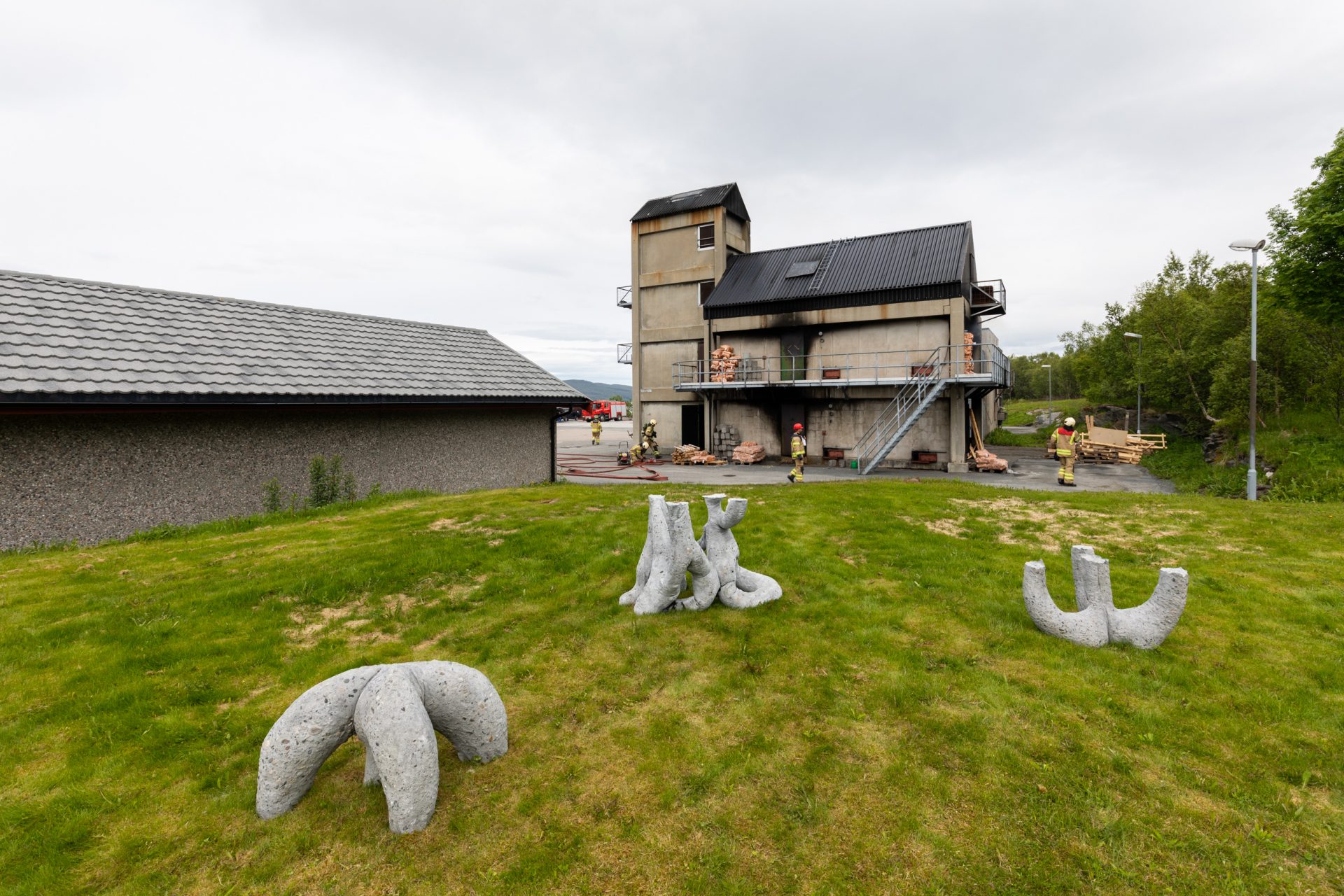  Sandblasted and grinded textile formwork concrete. Brannskolen i Tjeldsund 