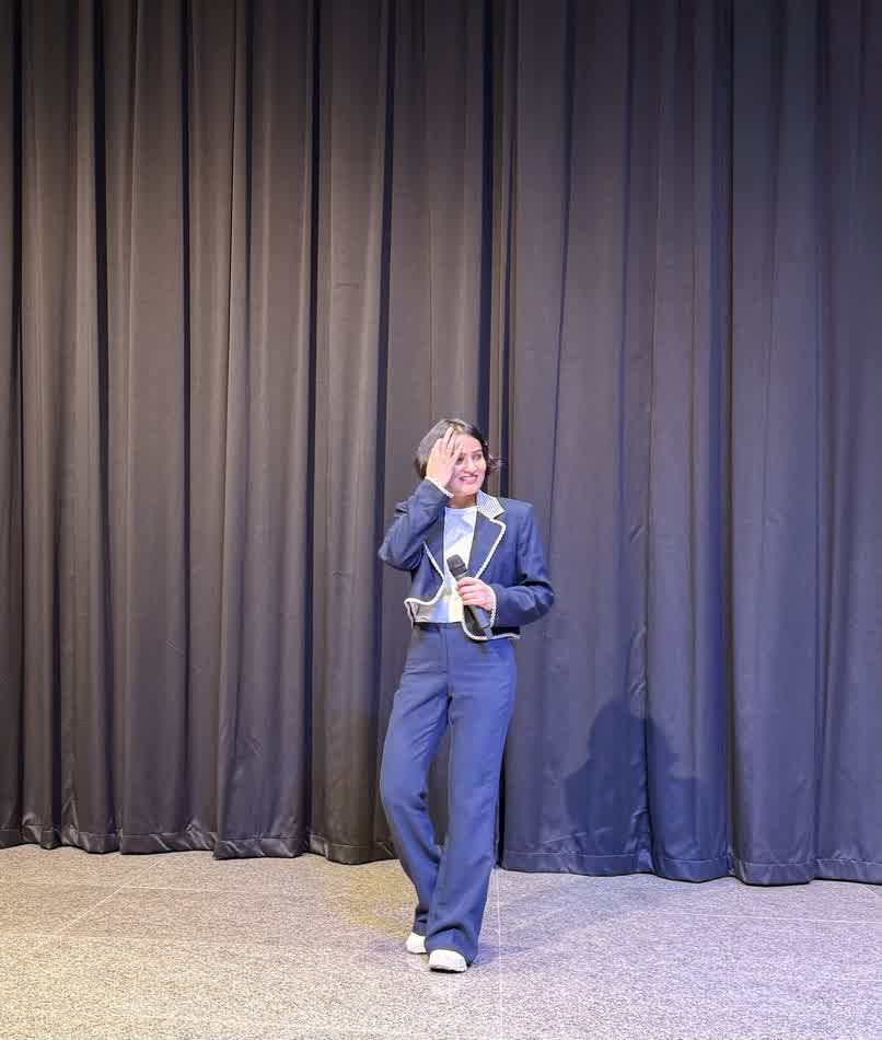nistha-trehun-speaking-on-stage.jpg