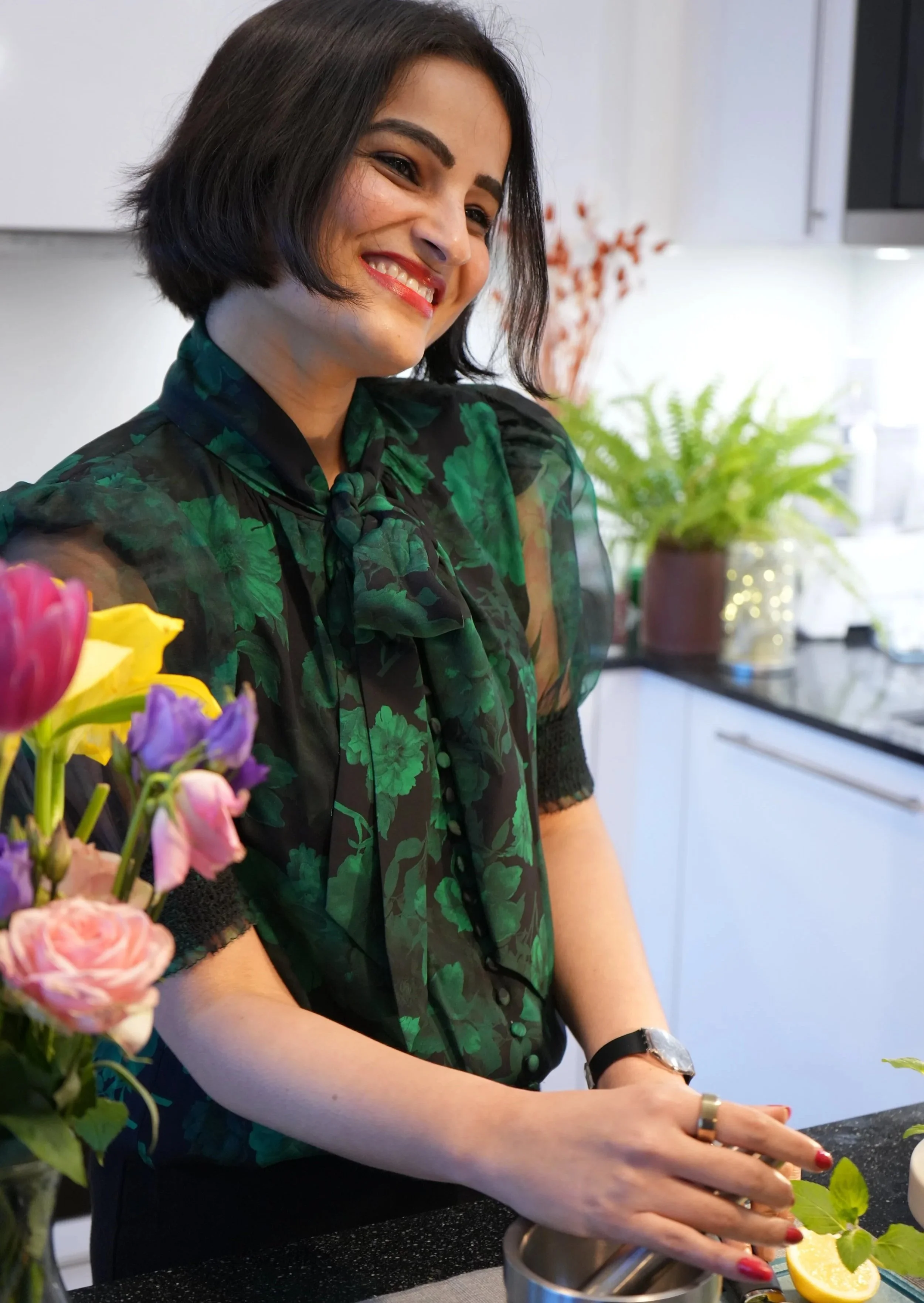 Nistha Trehun, host of the spice tasting workshop for teams in Berlin, smiling in her kitchen