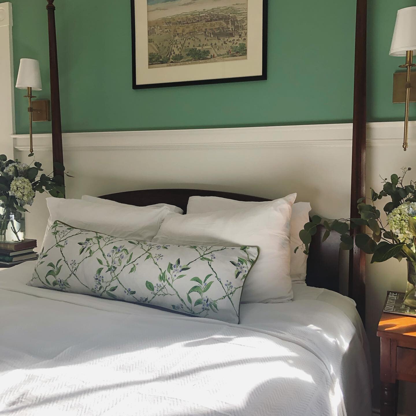 Happy Friday! From my Trellis Lumbar pillow, sitting pretty in this guest room 🌱. #learutledgetextiles #botanicalprints #floralpillow #boutiquefabric #guestroominspo #fabricartist #printedlinen #historichome #fourposterbed