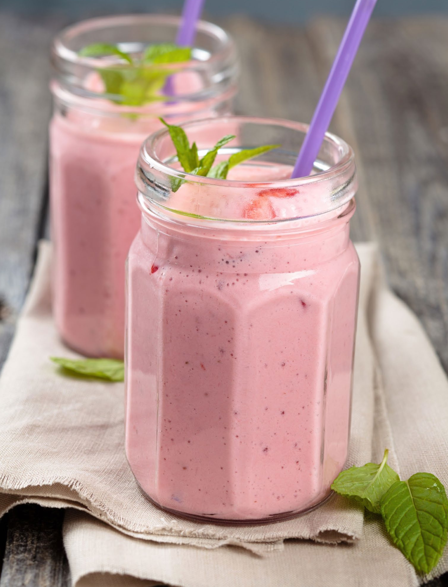 SUPER SIMPLE STRAWBERRY MILKSHAKE