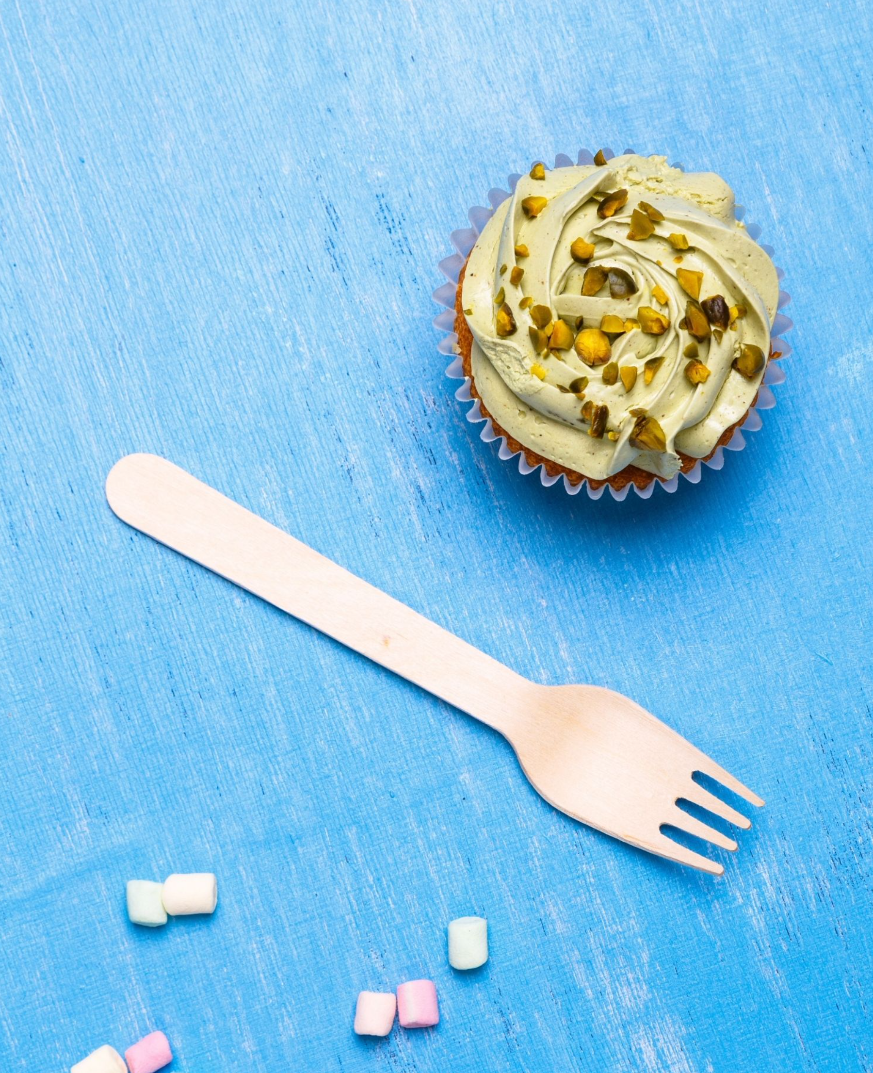 PISTACHIO AND RASPBERRY CUPCAKES
