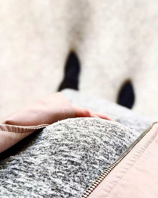 The bump shows houses 🤰🏻💕🏘️⁣
⁣
We've been out and about showing houses, writing offers, and negotiating contracts. So far, all baby has weighed in on is that car rides are most comfortable atop my bladder 🙃 ⁣
⁣
⁣
Is your family growing by two fe