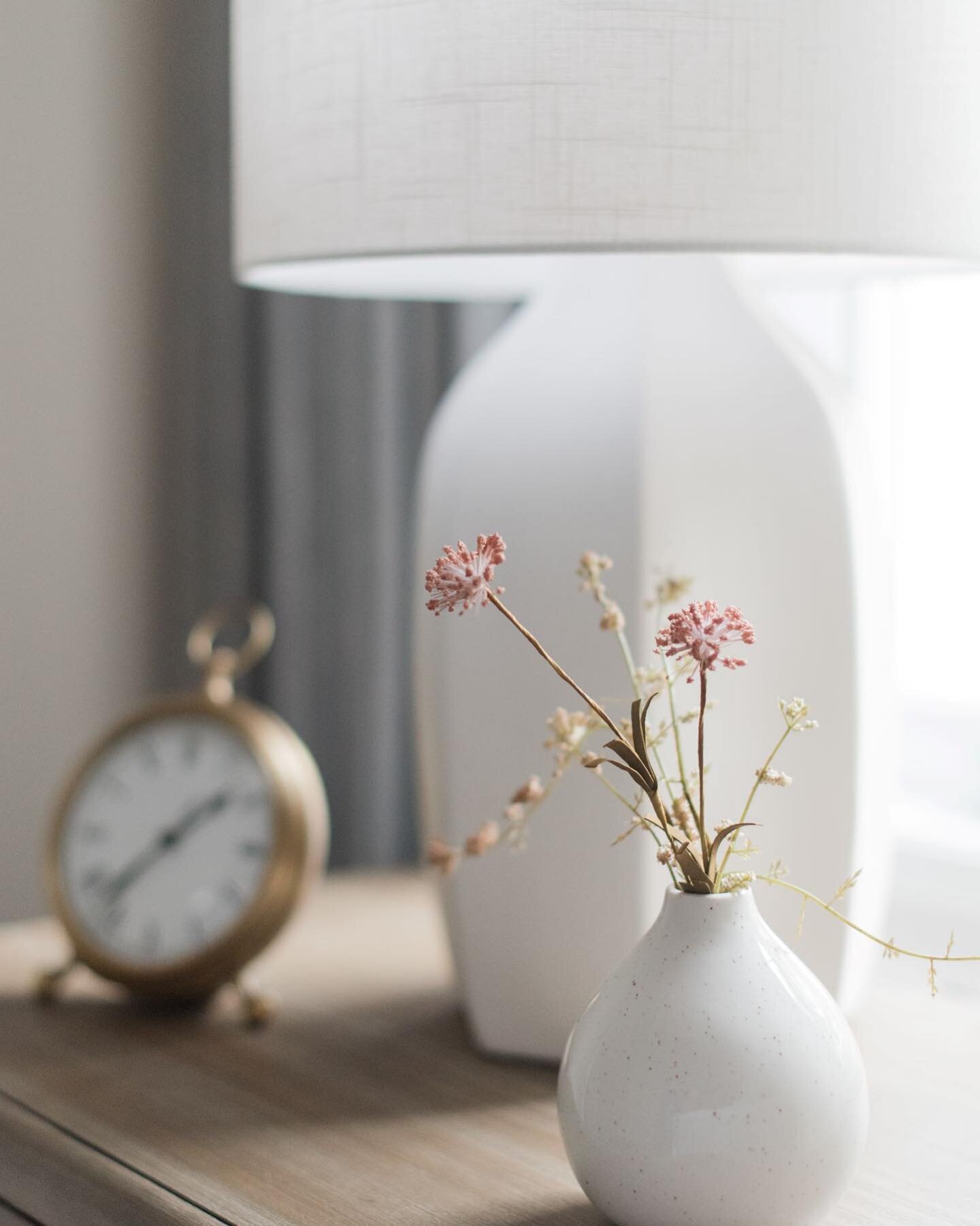 Sometimes all you need is a little bit of styling to pull it all together.⏰
. 
.
.
.
#styling #decor #homedecor #homedecorideas #homedecoration #homedesign #interiordesign #interiordesigner #designideas #designinspo #designinspiration #interiorstylin