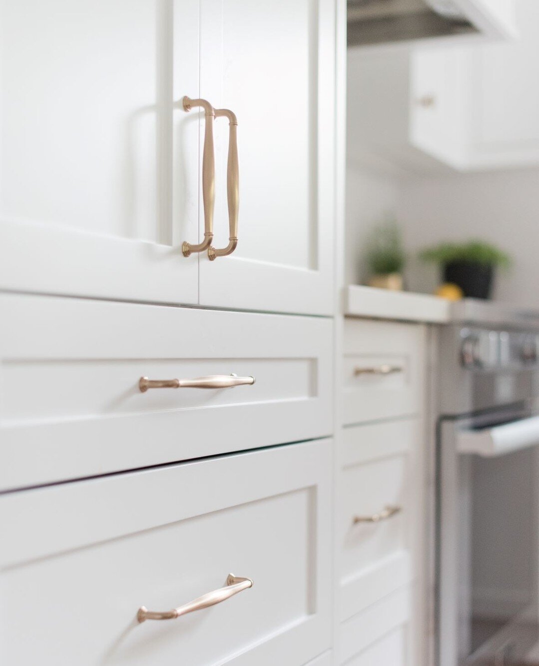 When planning a kitchen design, space planning and functionality is obviously top of mind. Be sure to add a balance of drawers and shelving (positioned off the ground for easy grab and go) for ease and optimal storage💡⁠
.⁠
.⁠
.⁠
.⁠
#kitchendesign #k
