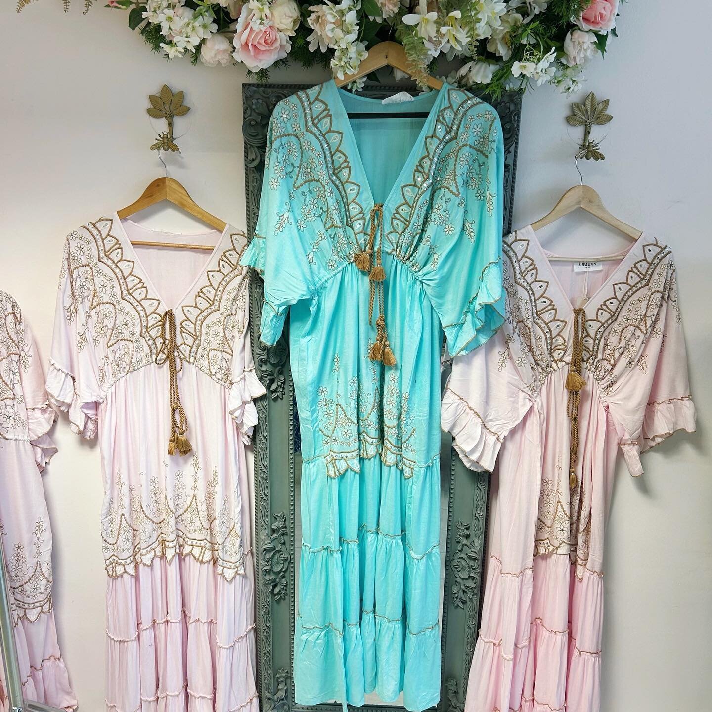 New arrivals, this beautiful piece is the perfect beach to bar dress. Which do you prefer, pink or turquoise? 
.
.
.
.
.
.
#HolidayStyleGuide #HolidayFashionInspo #BeachwearStyle #SuenoBoutique #SuenoStyle #Amersham