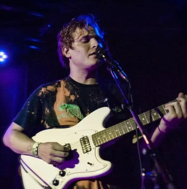 𝘉𝘌𝘛𝘛𝘌𝘙 𝘒𝘕𝘖𝘞 𝘈 𝘞𝘖𝘌
~welcome to JAY
~guitar, vox

sun sign: Cancer
tv twin: Steve Irwin
about: big softie. nature boi. smells like lavender. loves gators, lizards, the Florida sun and most of all, SLOTHS. 
motto: &ldquo;nothing bad ever h