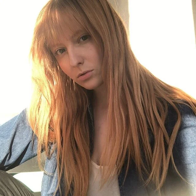 𝘉𝘌𝘛𝘛𝘌𝘙 𝘒𝘕𝘖𝘞 𝘈 𝘞𝘖𝘌
~welcome to ELISE
~guitar, vox

sun sign: Pisces
movie twin: Amelie, Cher from Clueless
about: actual garden elf. shy. hopeful romantic. radical honesty &amp; compassion

motto: ~asking you how you are REALLY doing~