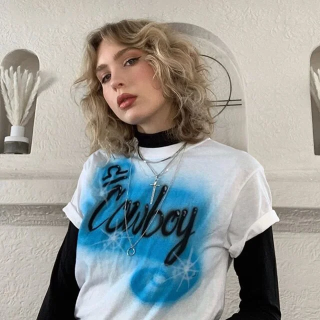 𝘉𝘌𝘛𝘛𝘌𝘙 𝘒𝘕𝘖𝘞 𝘈 𝘞𝘖𝘌
~welcome to SHELBY

sun sign: Libra
movie twin: bad Sandy from the end of Grease
about: sharp wit. power femme with an unconditional heart. the first ever blonde musician.

motto: &ldquo;Shoot your shot.&rdquo;