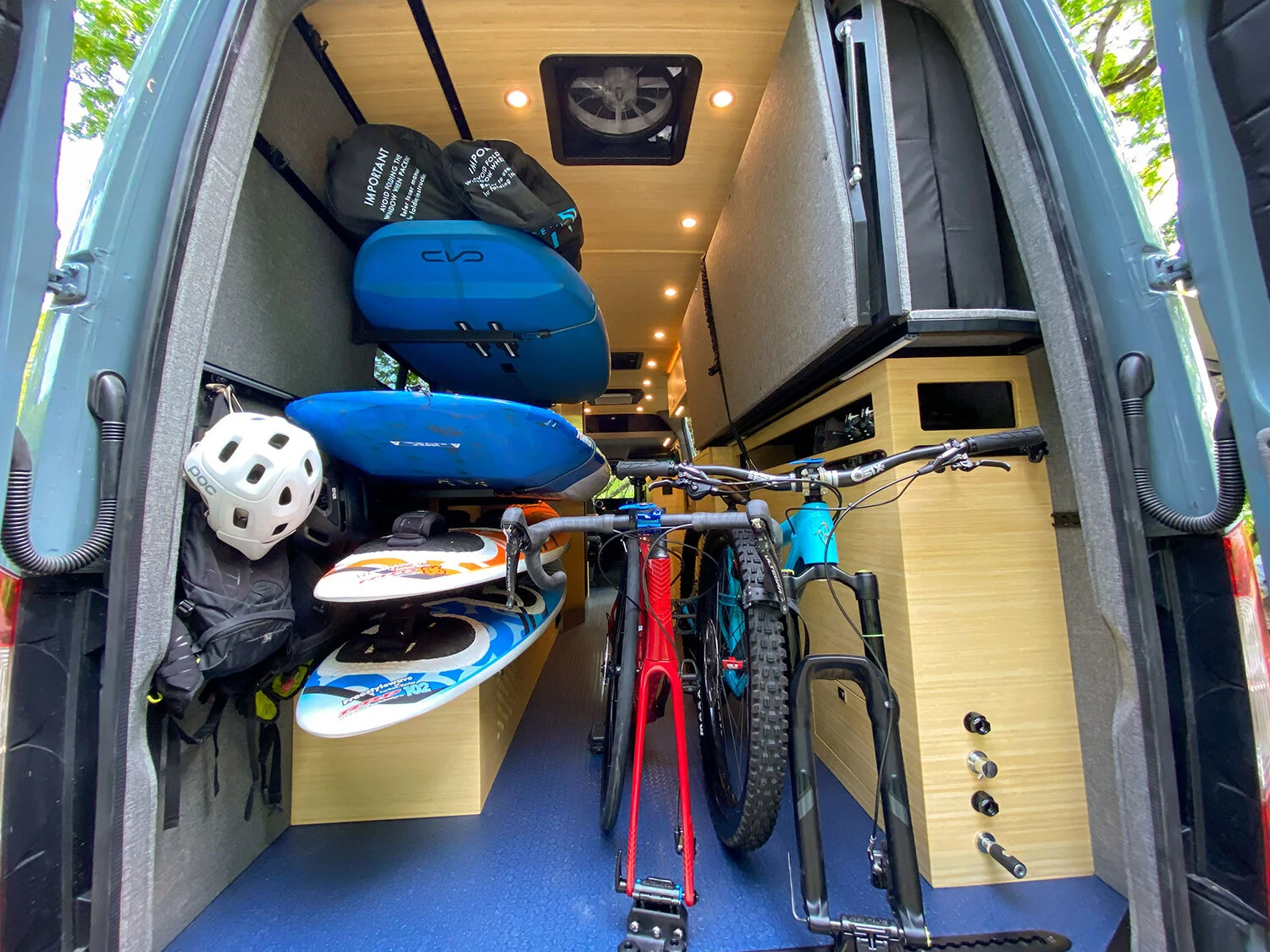 eav-viento-back-with-gear