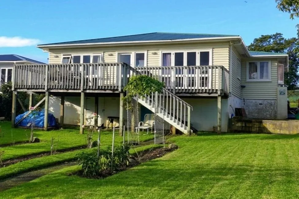 LARGE FAMILY LIVING- GILL12