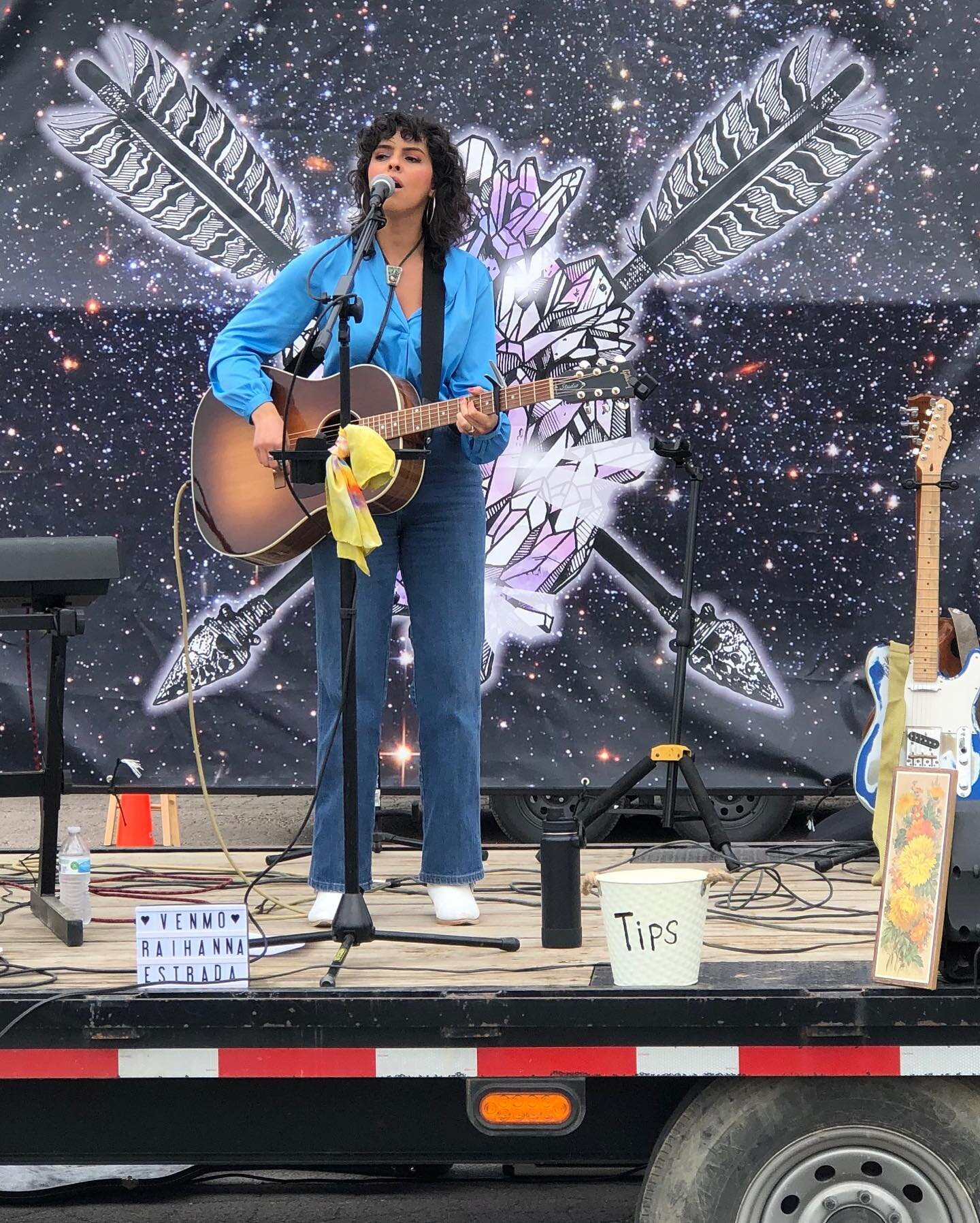 Moments from an awesome day playin&rsquo; at Hartsville Farmers Market 💘sharing the stage with talented fellas  @waylon.longstride 🪶 &amp; @treatcharlie 🎶 Go check out their music ⚡️lookin&rsquo; forward to more wonderful days of music &amp; conne