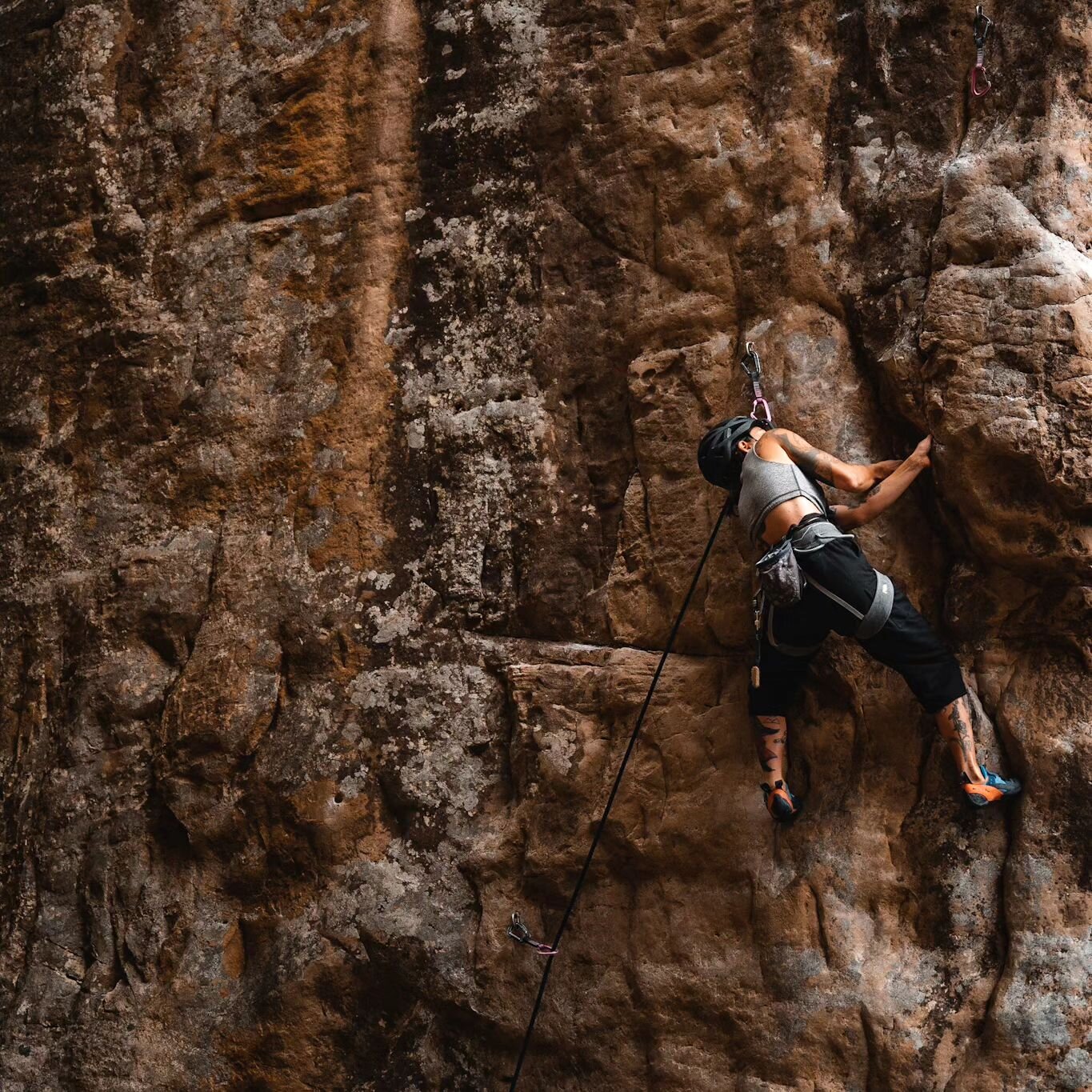 ClimbingQTs president caught in the act 👀 @fruityhoneybee navigating bulges on Dyuritte rock.

📸 @earthymedia
Benji on belay
🔗 @climbing_anchors