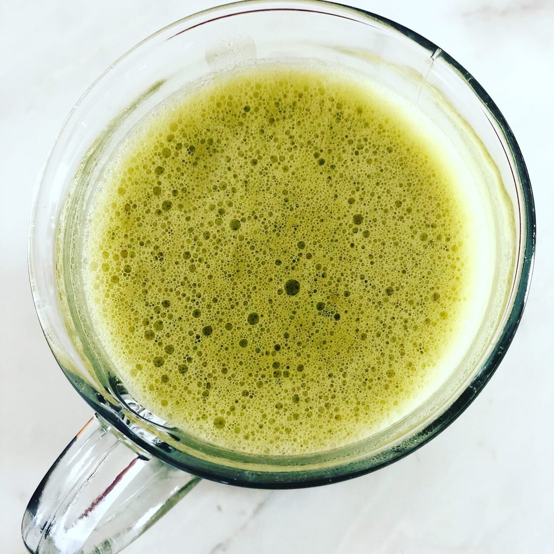 Need an afternoon pick-me-up? Try my Matcha + Maca Latte with tons of added benefits to lower cortisol levels, boost energy and balance out your hormones. 🤸🏽&zwj;♀️🍵 #rhhealth #rachelhollyhealth #matcha #maca #health #balance
