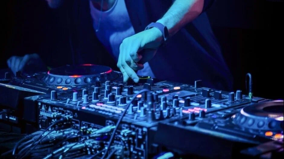 EDM-DJ-tricks-festival-goers-and-plays-slow-jam-instead-of-dropping-the-beat.jpg
