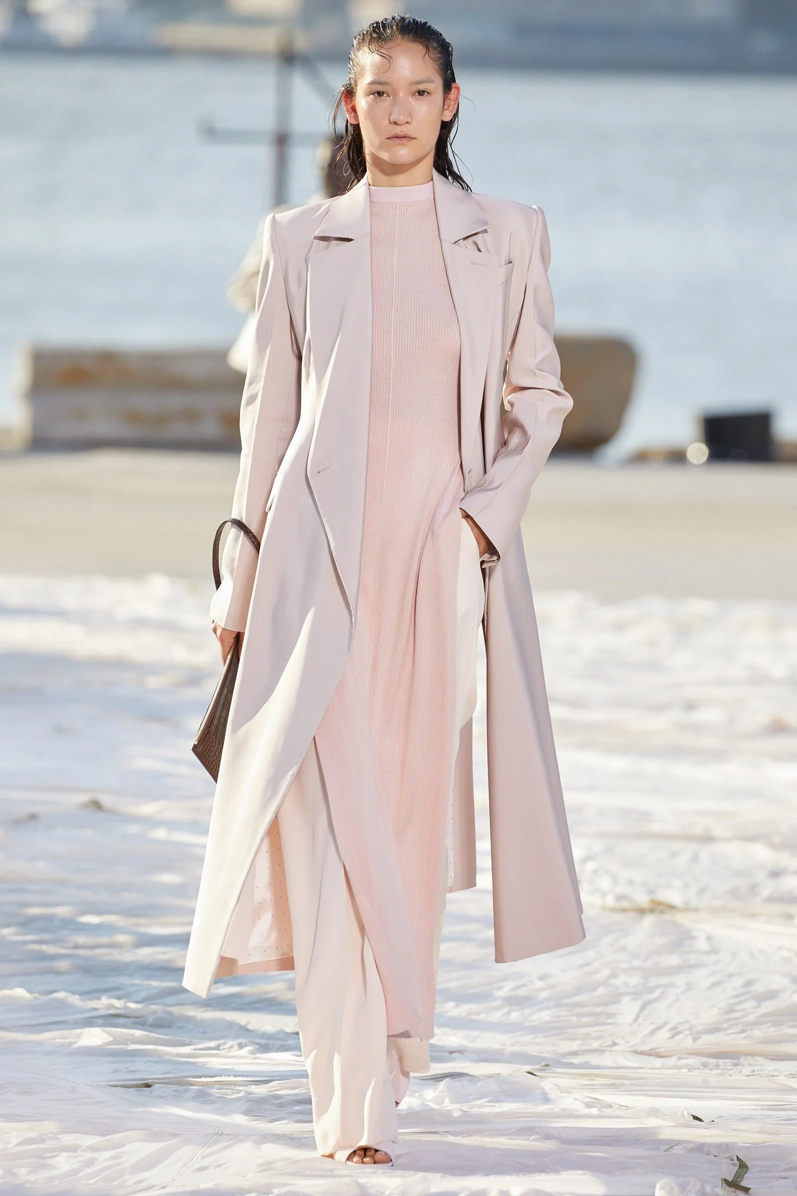 We saw many stunning monochromatic outfits at the runways. Peter Do