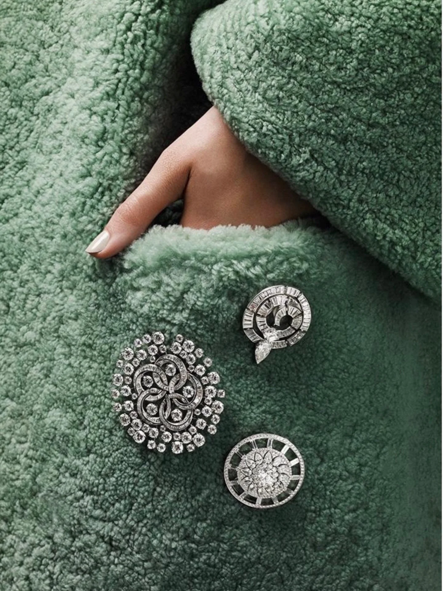 A little trick I swear by to change the way your coat looks: add brooches in an unexpected place 

Pockets, sleeves, anywhere that feels a bit different.

Where do I find great brooches?

Vintage and second-hand shops, always!

Save this for your nex