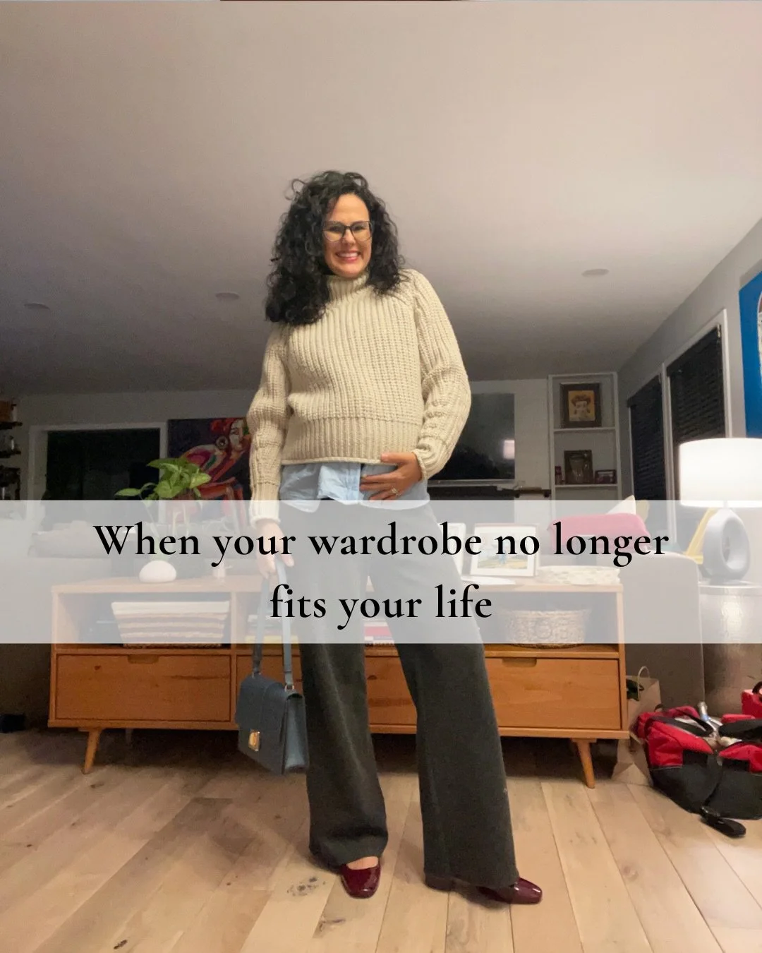 From a few pieces to real outfits, this is how we did it.

She&rsquo;s pregnant. Only a few things still fit.
And she didn&rsquo;t want to start over.

So we worked with what she has, and added a few pieces.

&rarr; Swipe to see how we made it work.
