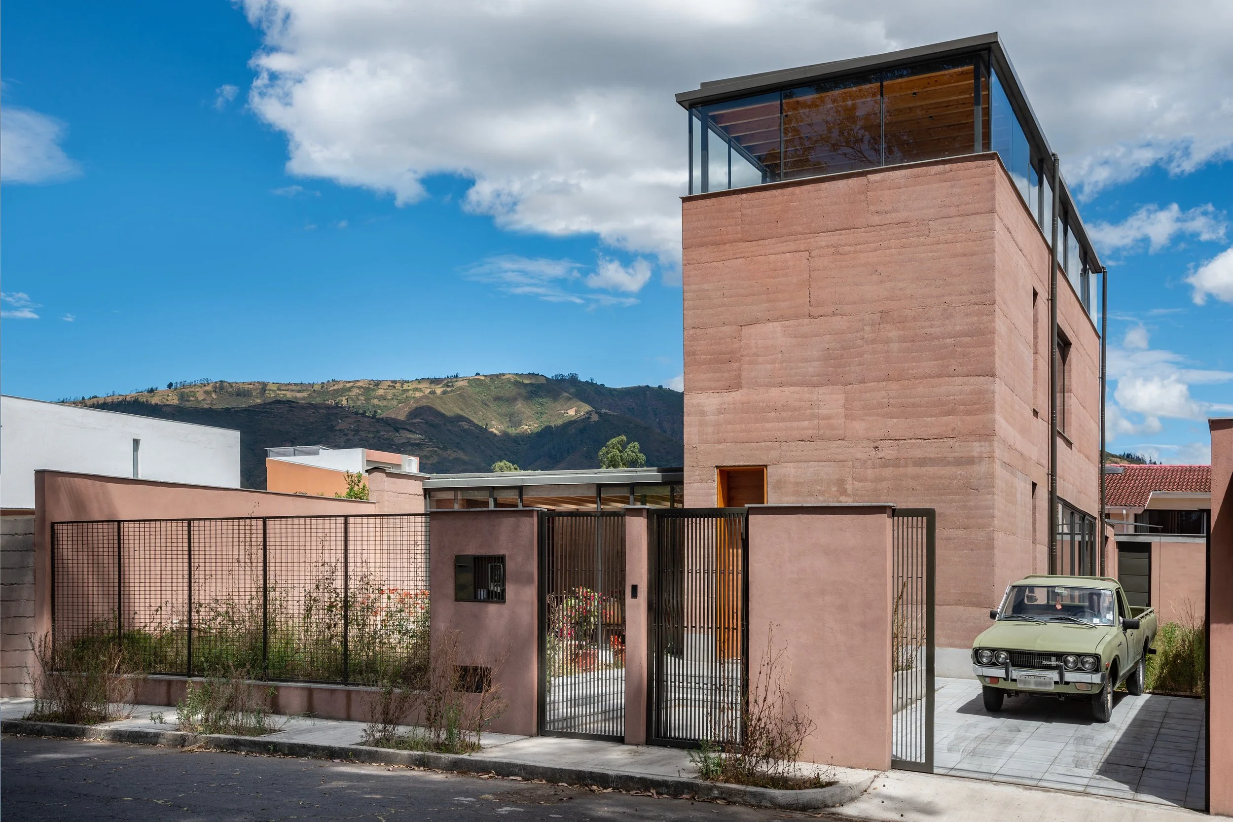  Straßenansicht mit Vulkanlandschaft im Hintergrund 