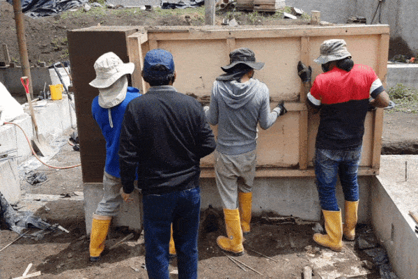  Die Holzschalung wird von der verdichteten und getrockneten Lehmwand genommen 