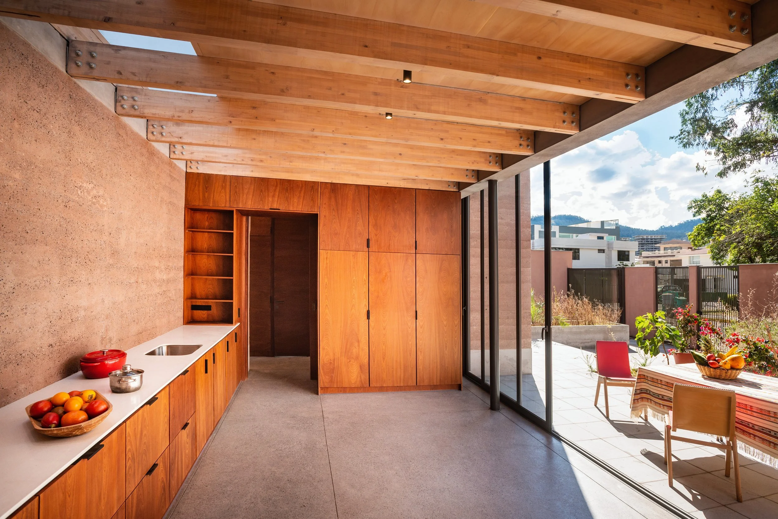  Blick in die Küche mit einem Oberlicht oberhalb der Arbeitsplatte und großen, öffenbaren Schiebefront zum Vorgarten 