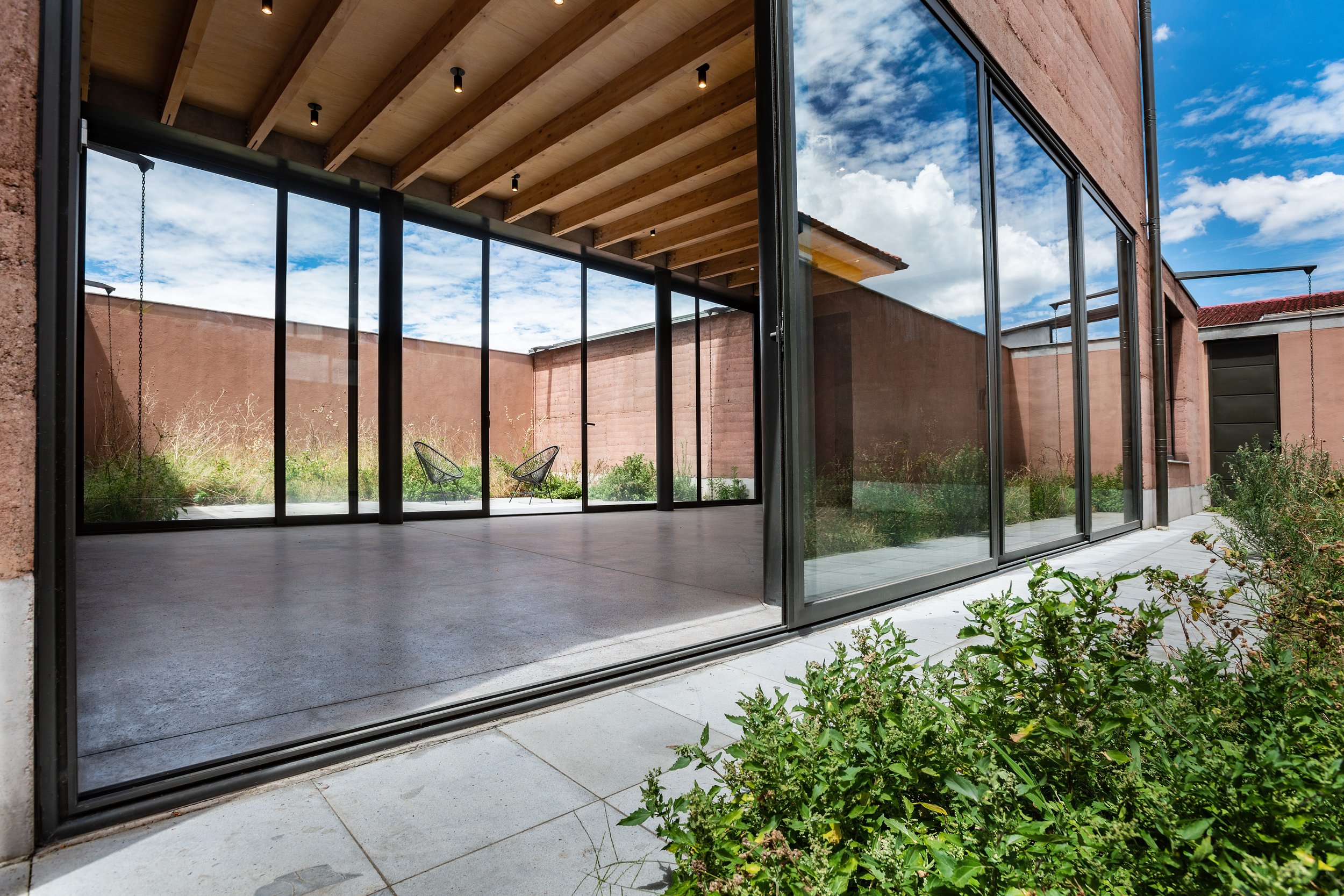  Durchblick ins Wohnzimmer aus dem Garten heraus 