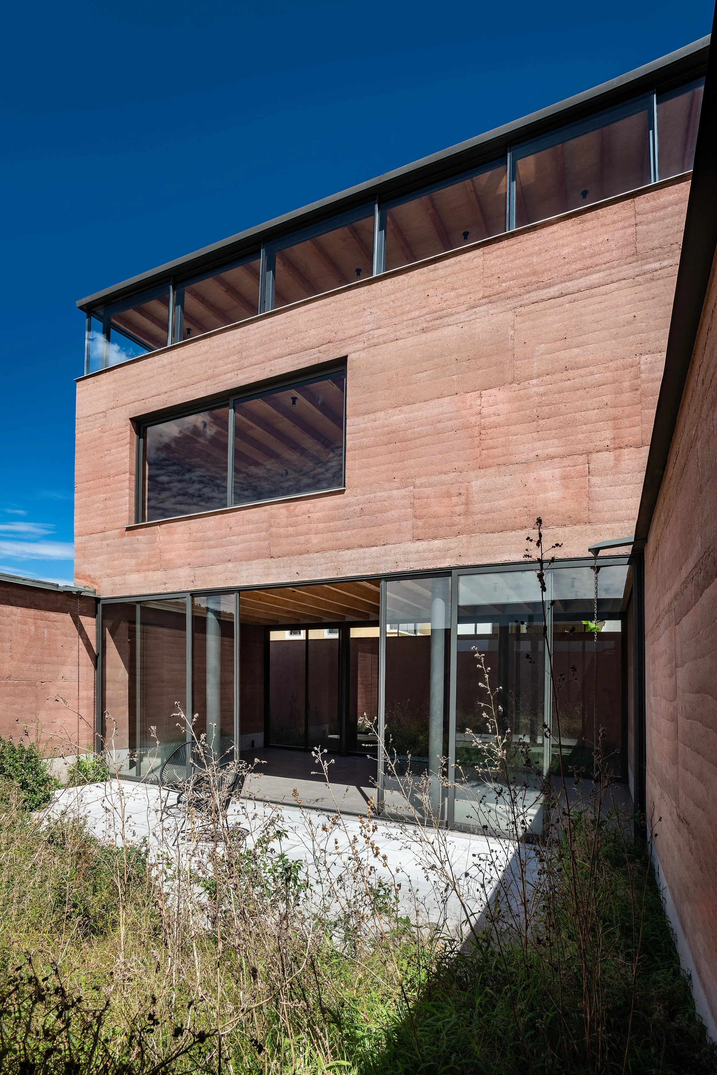  Blick in den Patio Richtung Wohnzimmer, darüber befinden sich noch zwei weitere Geschosse 