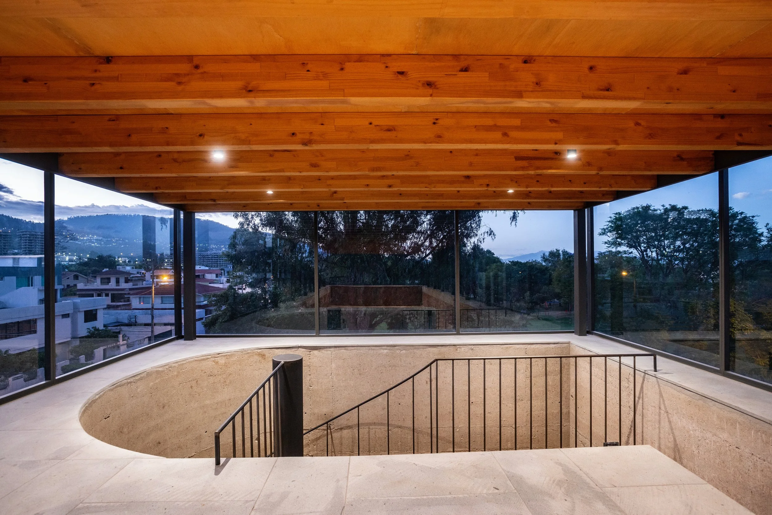  Austritt des massiven, offenen Treppenkerns im Dachgeschoss 