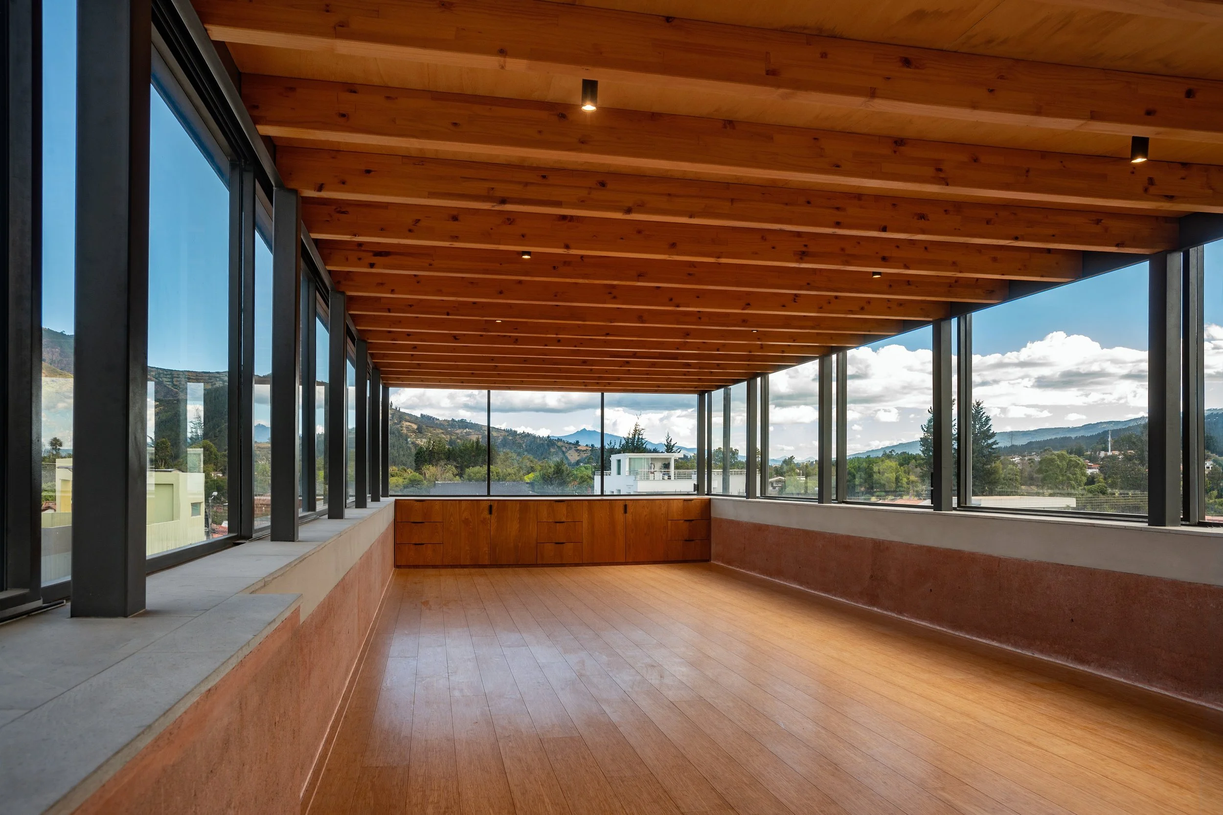  Dachgeschoss mit umlaufendem Fensterband und Panaramablick auf die umgebenden Vulkane 