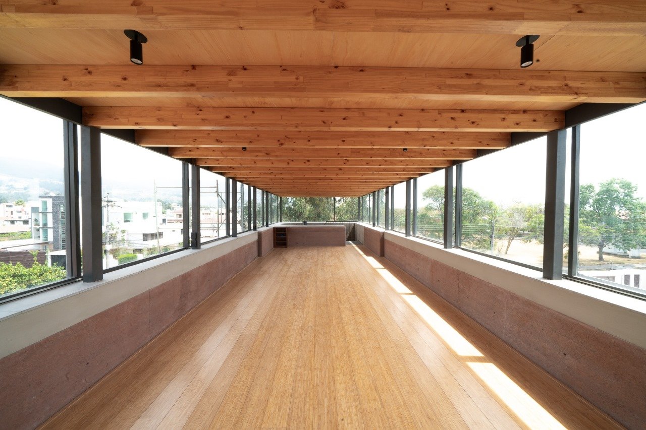  Dachgeschoss mit umlaufendem Fensterband und Panaramablick auf die umgebenden Vulkane 