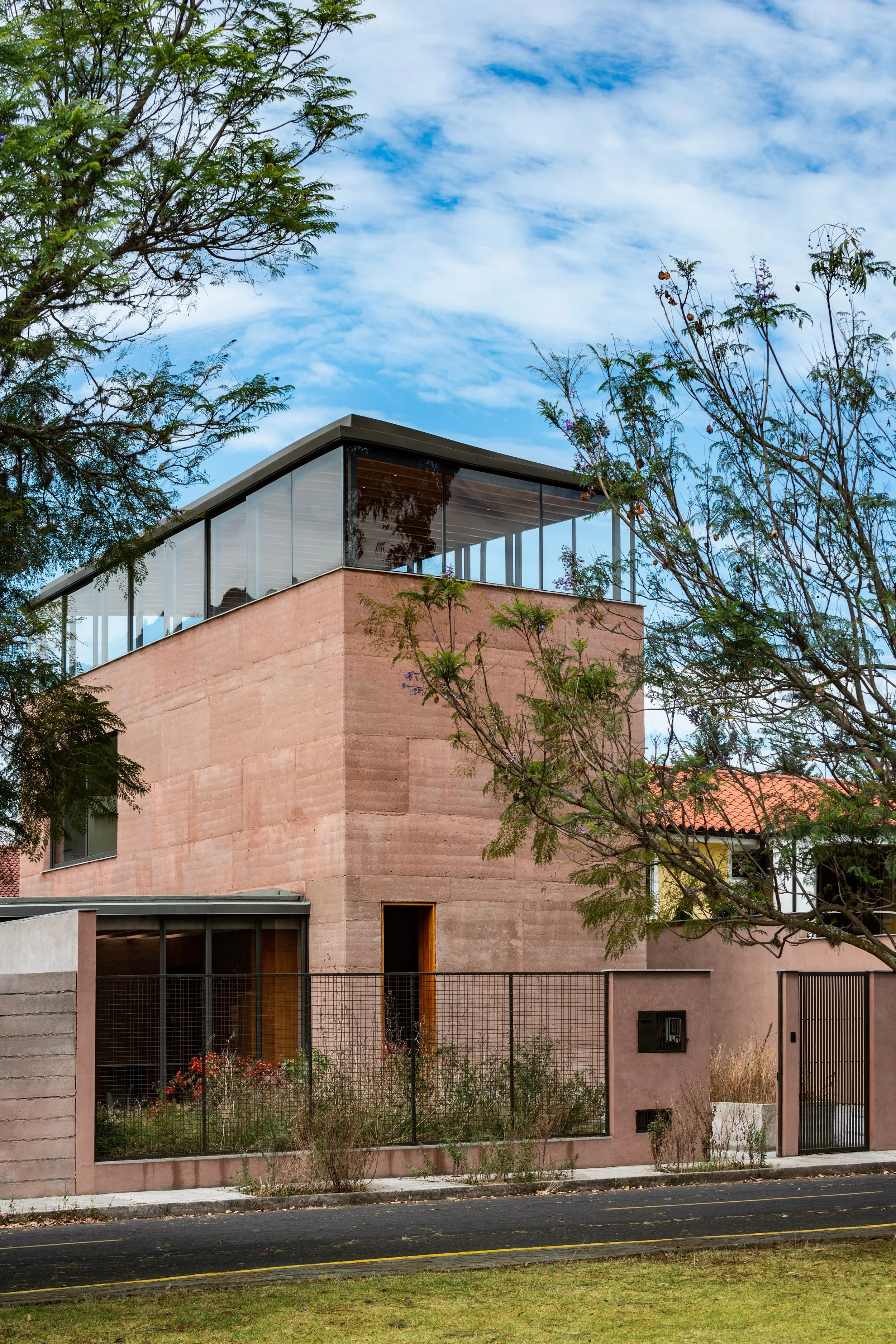  Straßenansicht aus größerer Entfernung mit dem dreigeschossigen Riegel und dem eingeschossigen Küchenbereich 