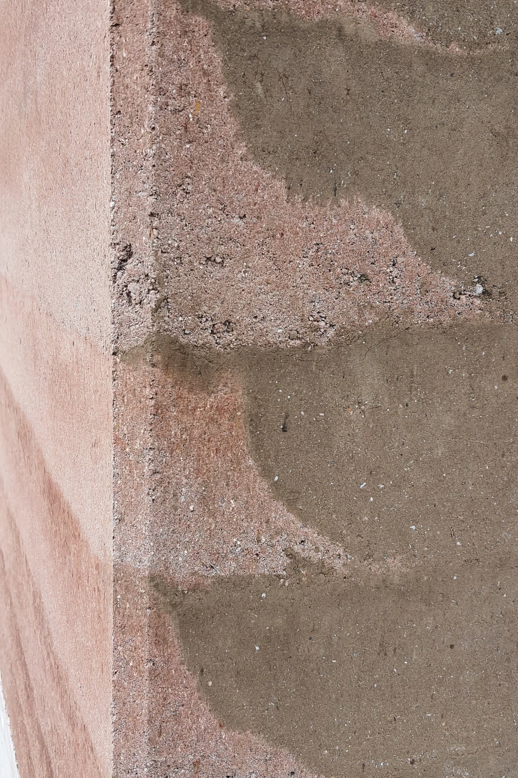  Querschnitt einer Stampflehmwand mit außenseitiger Kalkkruste als Oberflächen- und Wetterschutz 