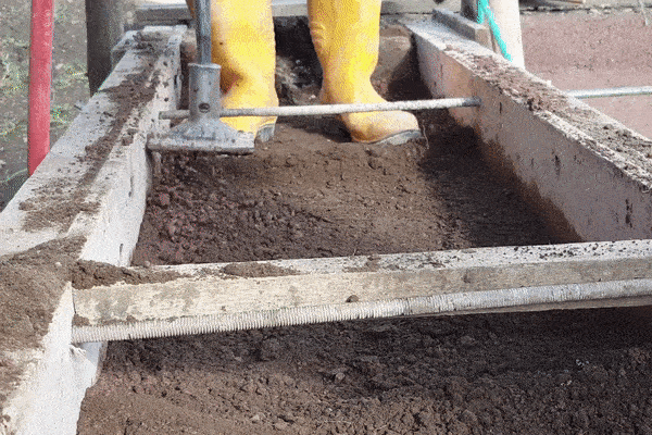  Das Stampfgerät verdichtet lagenweise den Lehm in der Schalung 