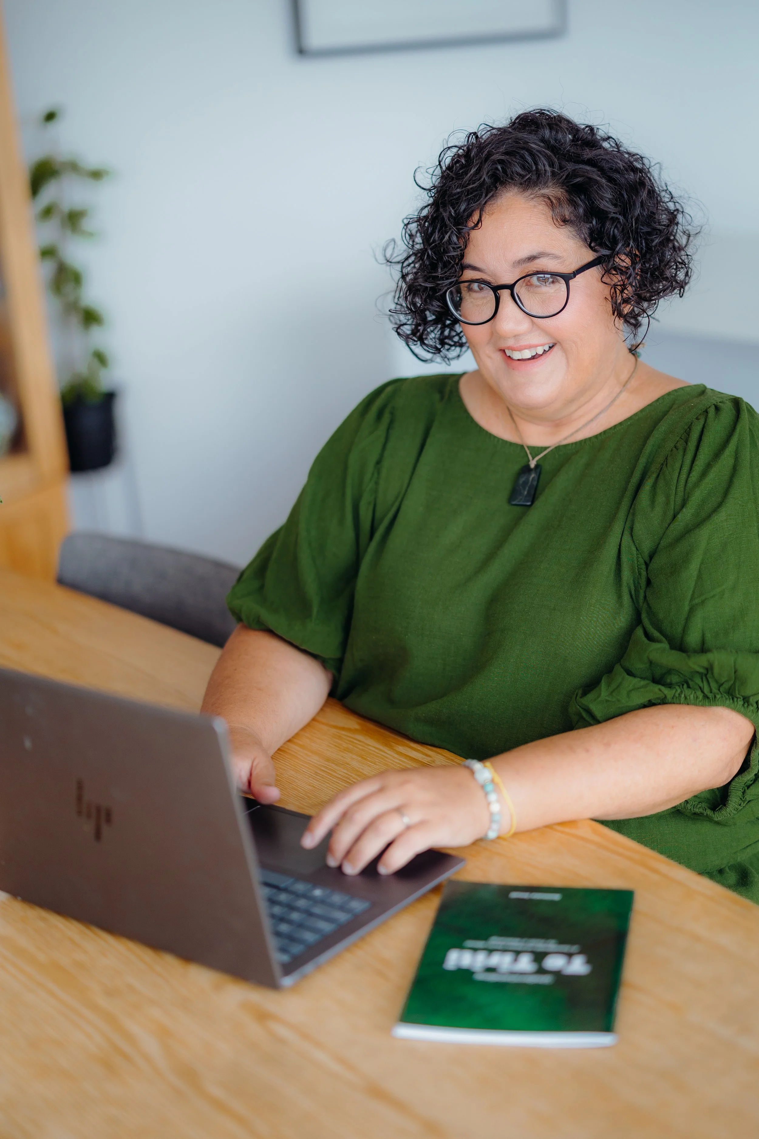 Roimata Smail using a computer for Te Tiriti Online Course