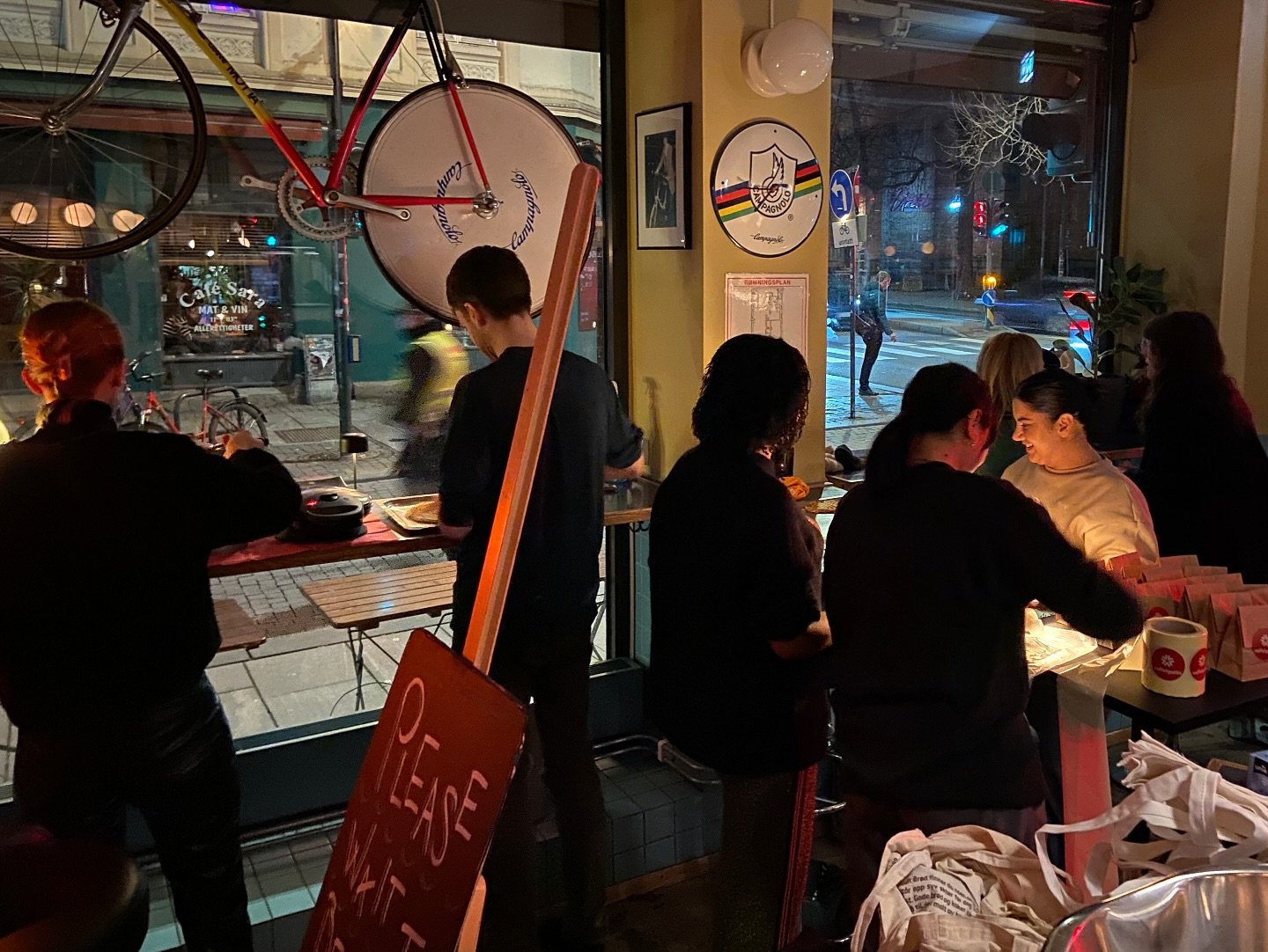 Vi setter n&aring; opp turnusen for februar, s&aring; meld deg p&aring; p&aring; FB gruppa (link i bio) om du kan en av mandagene ❄️🧣

Vi m&oslash;tes p&aring; Peloton kl. 17.00 for &aring; steke, sm&oslash;re og pakke vafler. Deretter drar vi samme