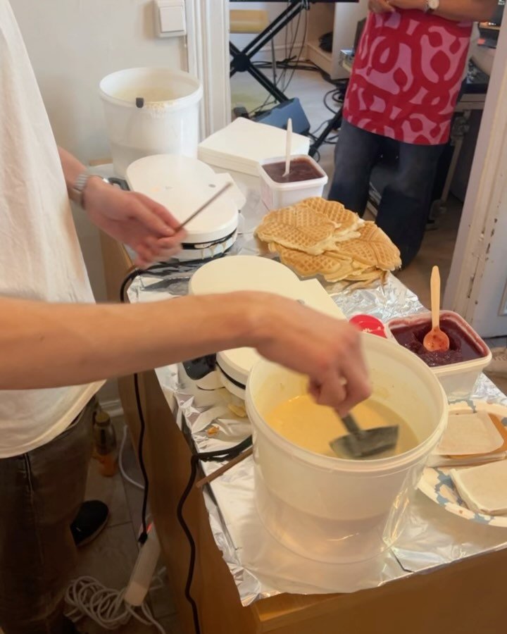 I helgen var Vaffelgutta hos @ensomhetspartiet og delte ut vafler til alle som kom innom. Det ble fult hus, med masse fin musikk og viktige samtaler. Takk for at vi fikk v&aelig;re med 💜